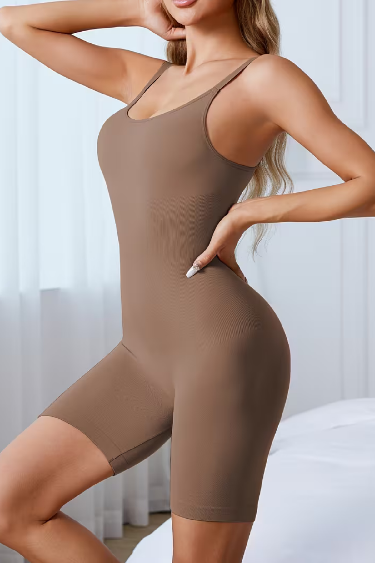 Kadın Yüksek Belli Siyah Body – Dikişsiz, Karın Kontrollü, 360° Esnek, Yumuşak & Rahat, Dolgusuz | Günlük ve Özel Giyim İçin Mükemmel Pürüzsüz Tasarım-Bronz Renk-L