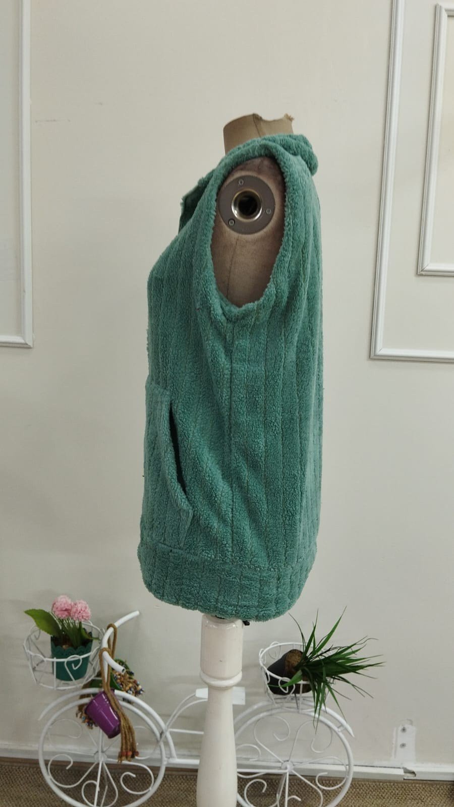 Kadın Kolsuz önden Fermuarlı Cepli Peluş Ceket