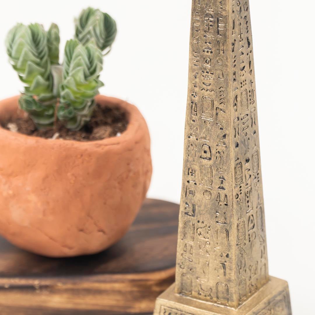 Dekoratif Gold Dikilitaş Biblo