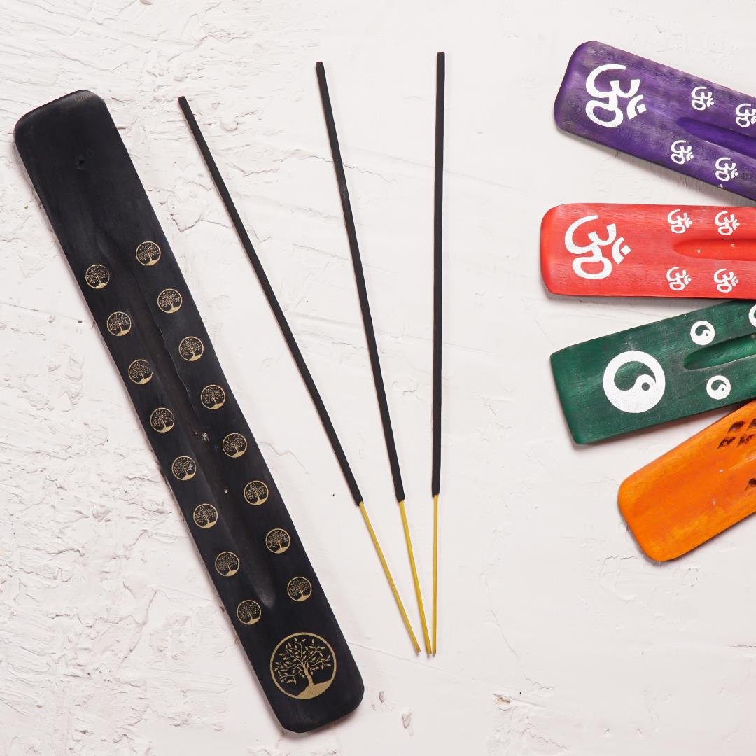 Hayat Ağacı Temalı Kayık Tütsülük, doğal görünümüyle estetik bir zevk oluşturur. Böylece tütsülerinizi daha keyifli şekilde kullanmanıza yardımcı olur. 