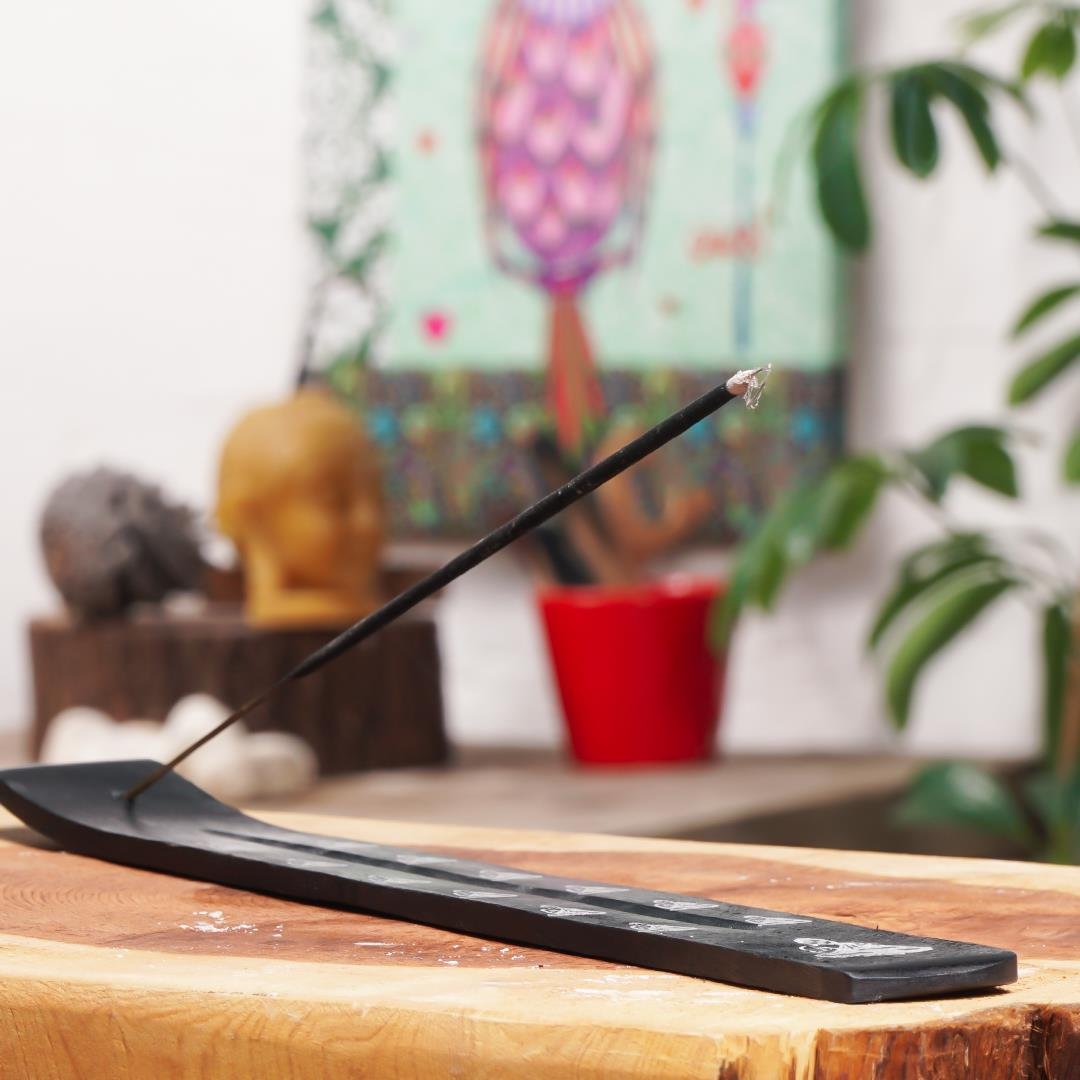 Hayat Ağacı Temalı Kayık Tütsülük, doğal görünümüyle estetik bir zevk oluşturur. Böylece tütsülerinizi daha keyifli şekilde kullanmanıza yardımcı olur. 