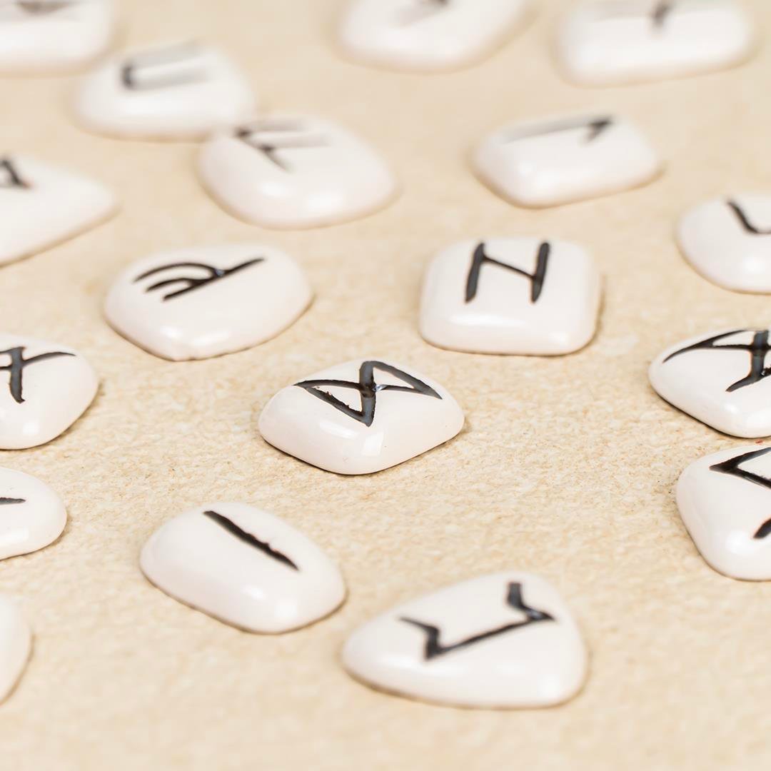 Kadim Enerjilerin Anahtarı: Beyaz Rune Taşı Seti