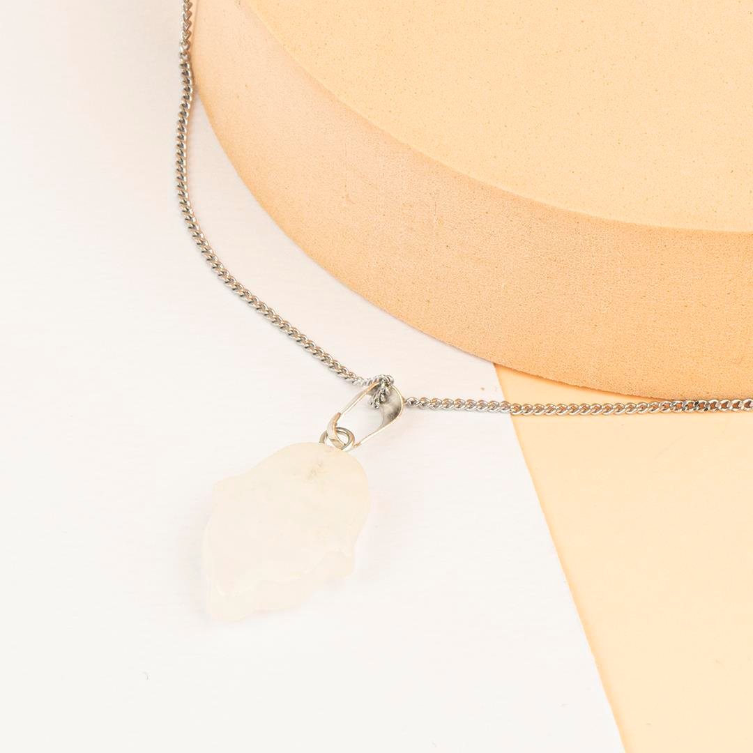 Kristal Kuvars Hamse Temalı Dogal Taş Kolye