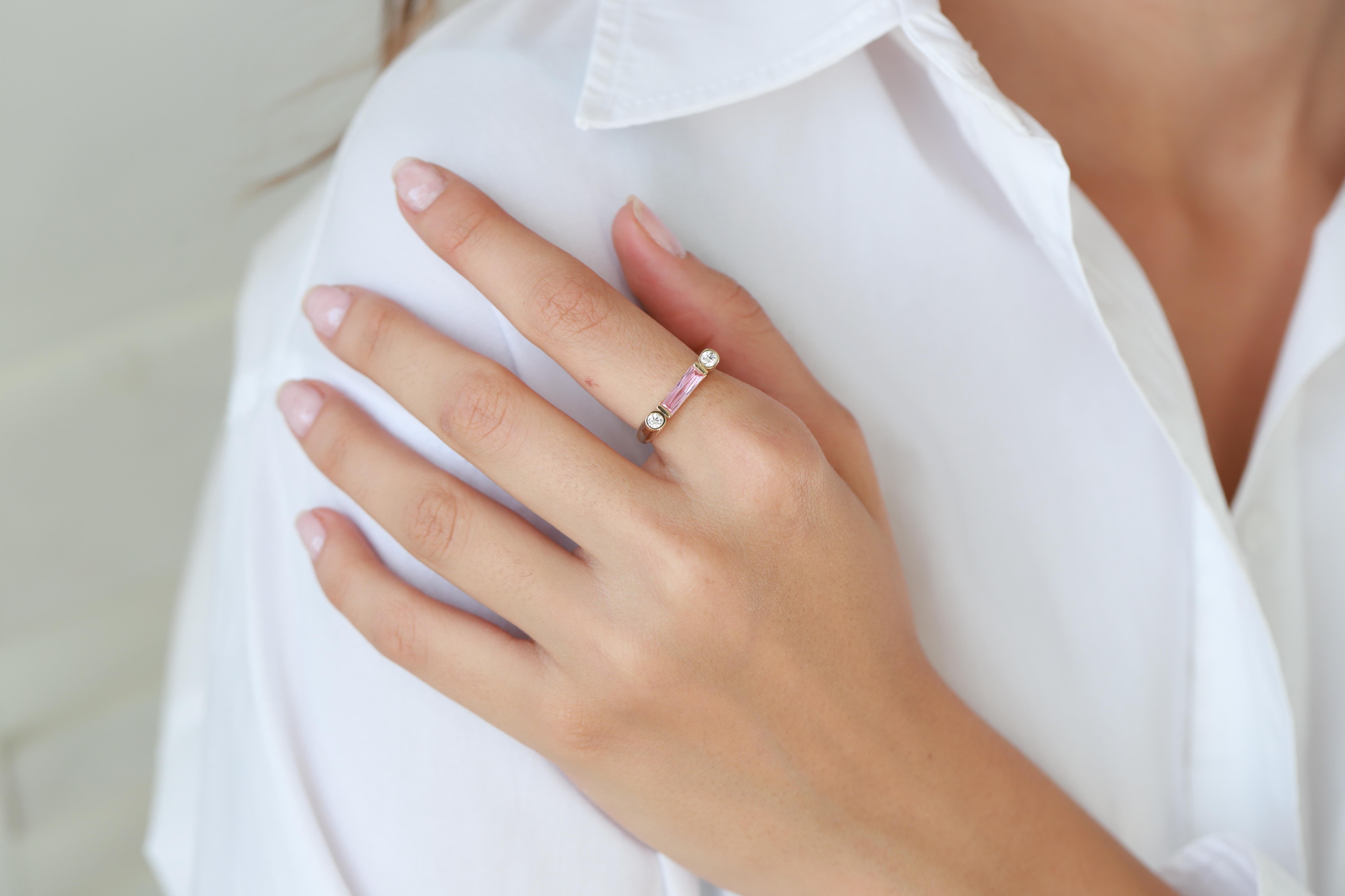 PEMBE TAŞLI TASARIM YÜZÜK