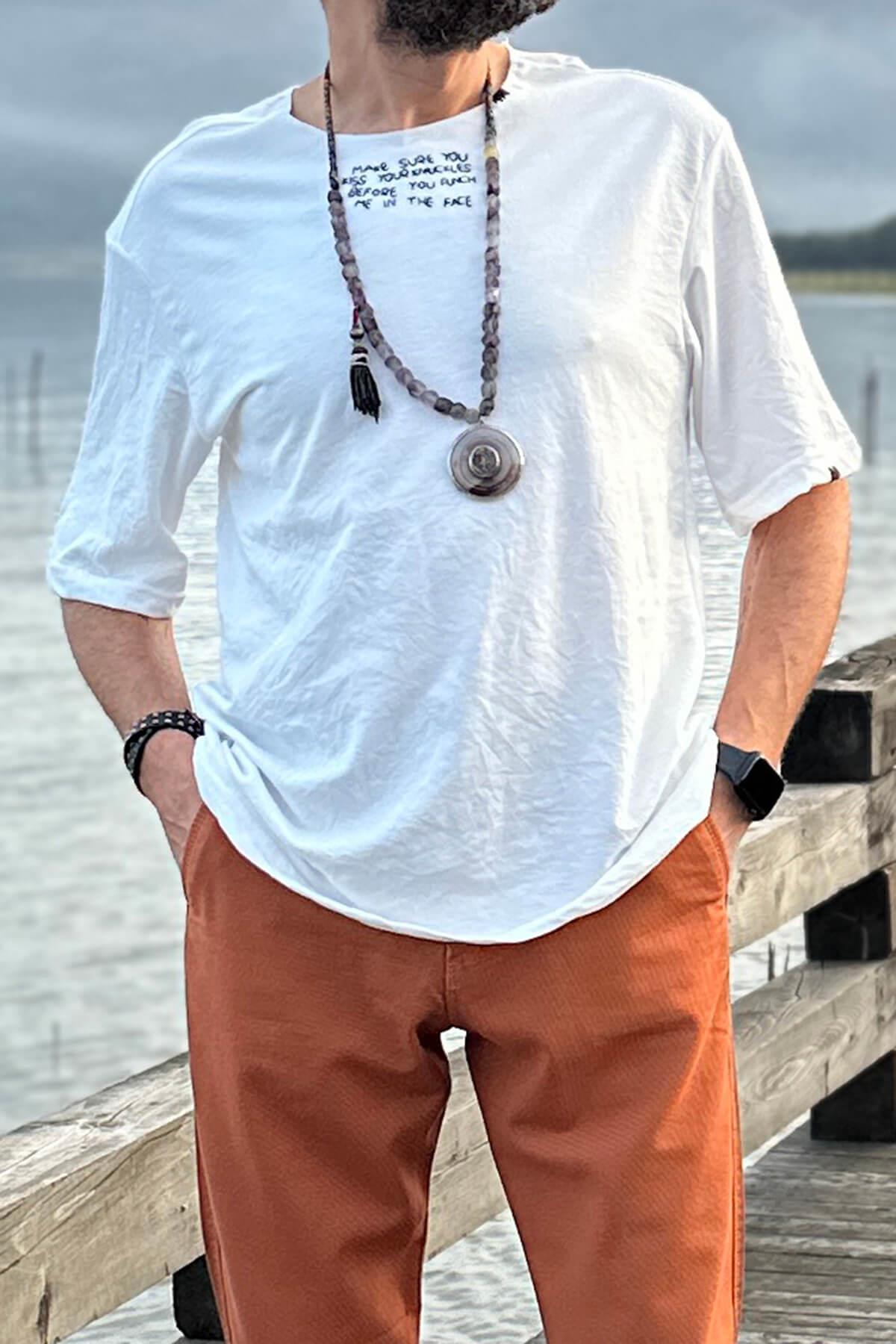 Yakası Nakışlı Kolu El İşlemeli T-Shirt Beyaz