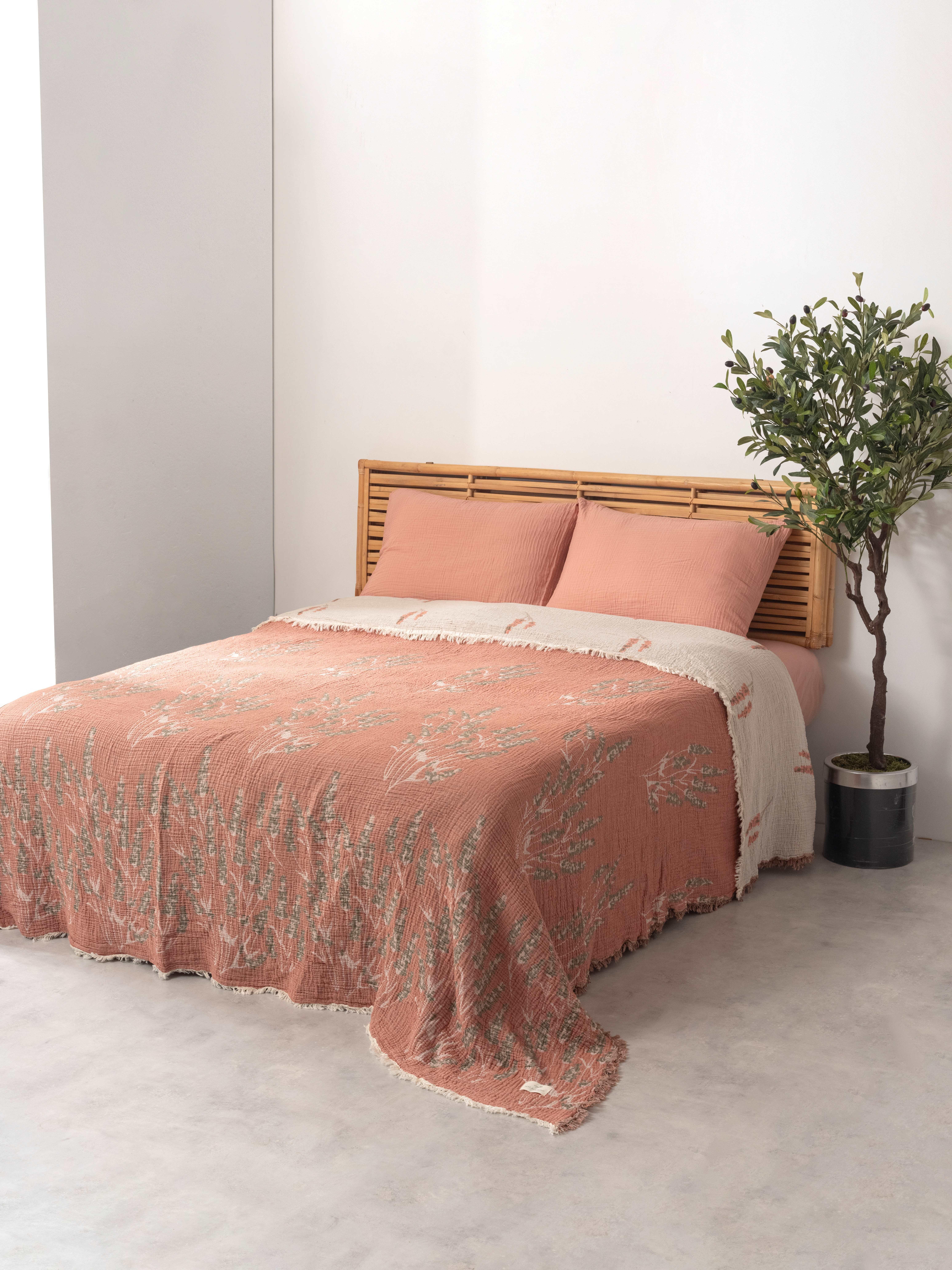 Müslin 4 Katlı Lavanta Desenli (Jakarlı) Yatak Örtüsü Çift Kişilik 220x240cm