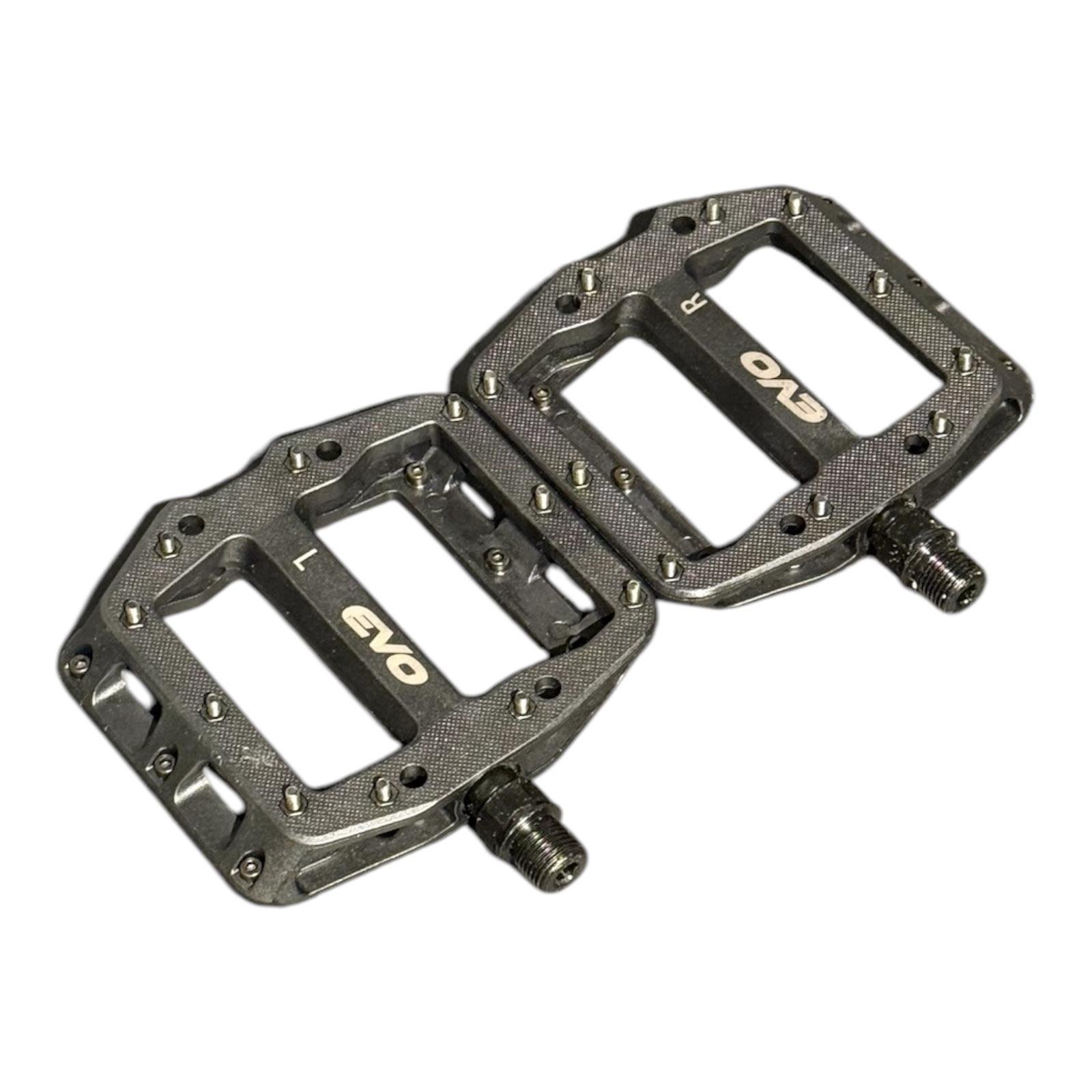 EVO RULMANLI ÇİVİLİ BİSİKLET PEDAL SİYAH