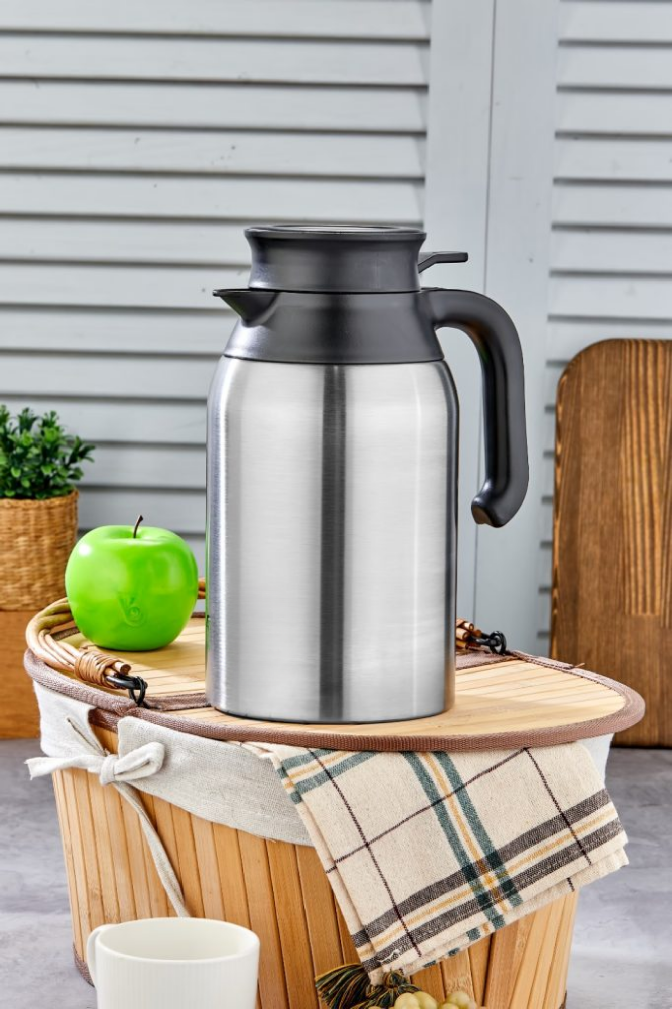 Yaren StyleKamp ve seyahat için ideal 2 litre çift kat paslanmaz çelik termos yarenstyle.com'da! 24 saat soğuk, 12 saat sıcak tutma özelliğiyle pratik ve dayanıklı termosu hemen keşfedin.2 Litre Çift Kat Paslanmaz Çelik Termos – Çay & Kahve Termosu | Kamp, Piknik, Okul için Uygun