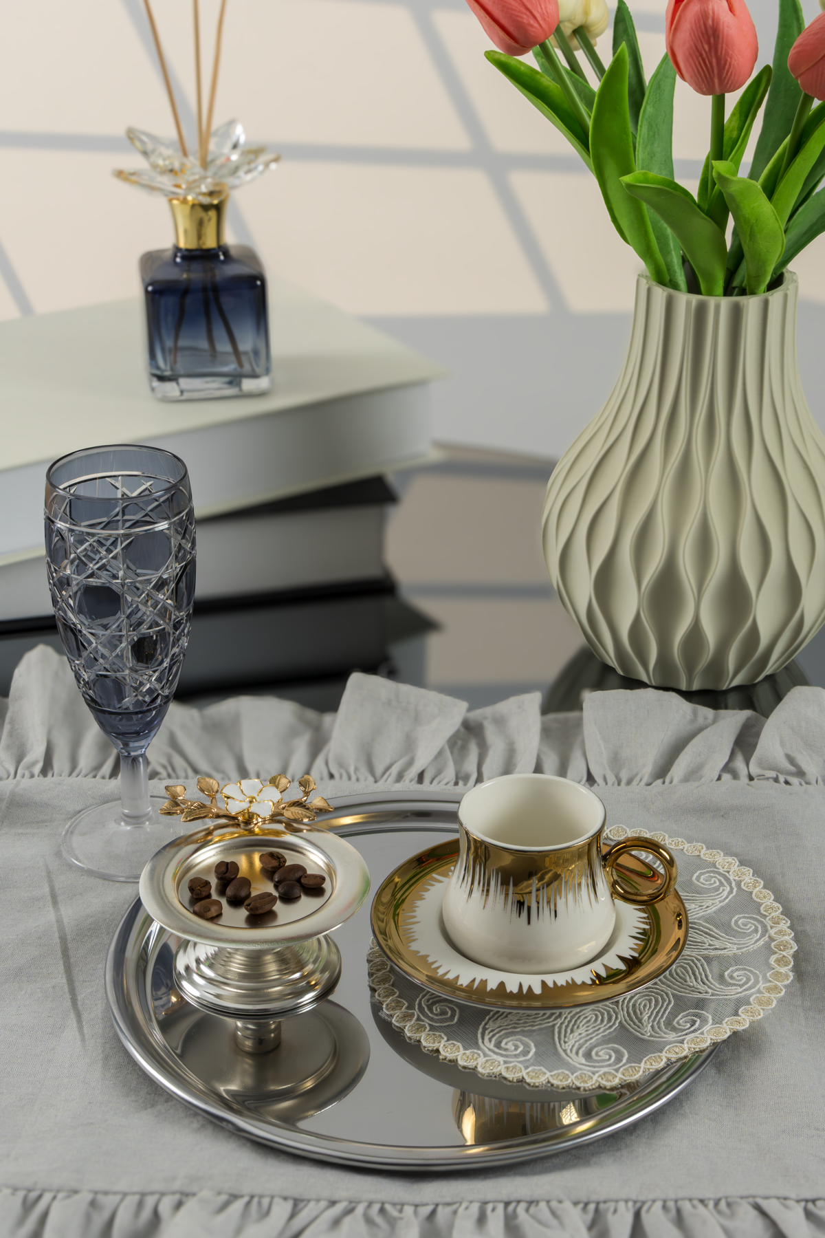 Yarenstyle.com'dan Gül Çiçekli 6'lı Gümüş Renk Makaronluk Lokumluk ile sofralarınızı şık bir şekilde süsleyebilirsiniz. Bu dekoratif ürün, kahve yanı sunumlarınızı tamamlayacak mükemmel bir seçenektir. - Yaren Style
