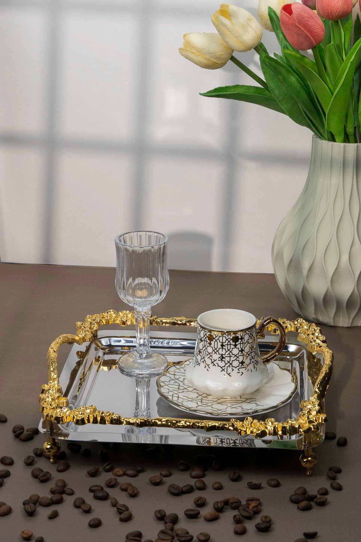 Yarenstyle.com'da bulabileceğiniz 6 kişilik, 90 ml kapasiteli, şık porselen kahve fincanı takımları, zarif geometrik altın desenleriyle öne çıkıyor. Kahve keyfinizi bu özel takımlarla taçlandırın. - Yaren Style