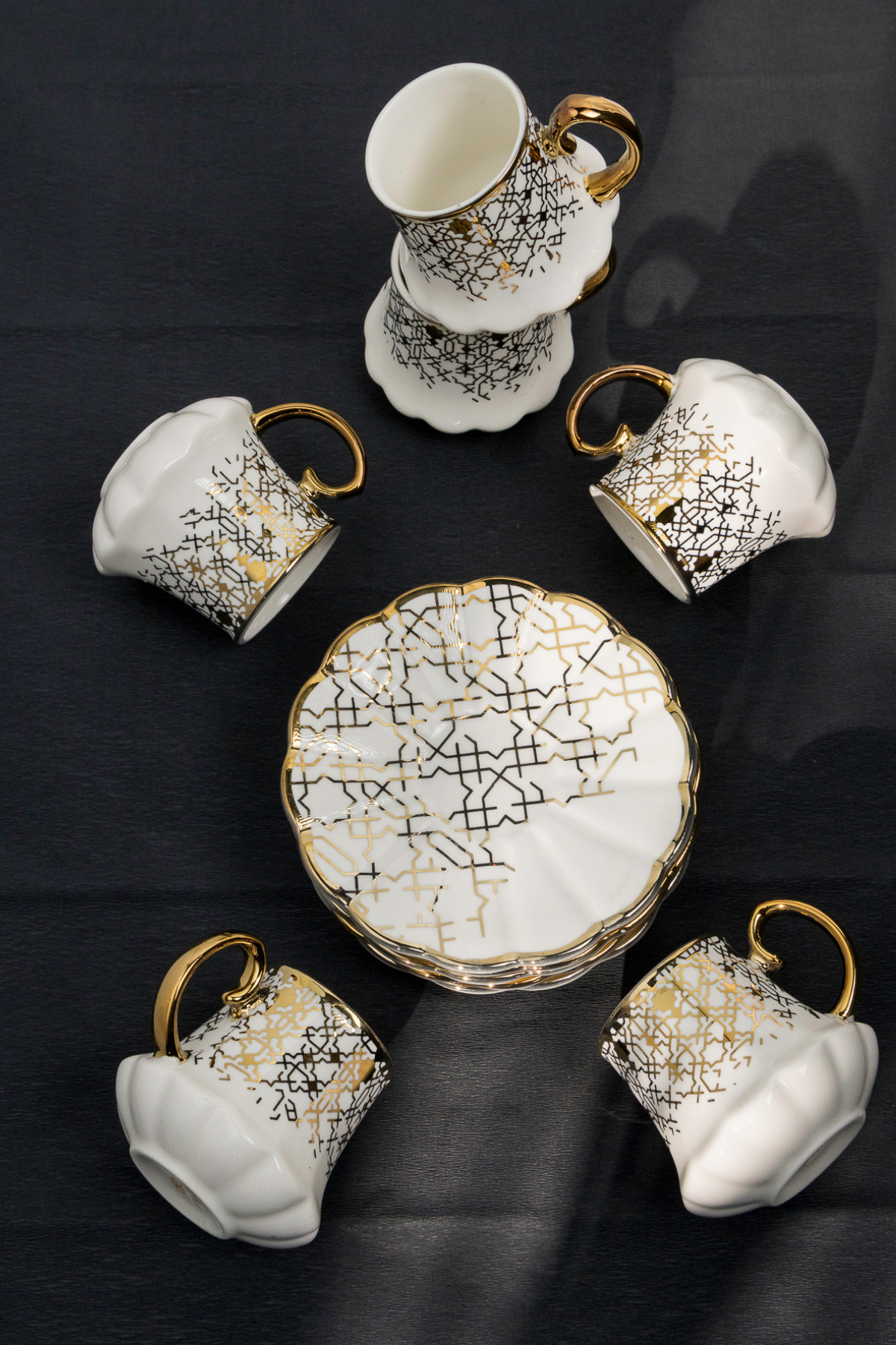 Yarenstyle.com'da bulabileceğiniz 6 kişilik, 90 ml kapasiteli, şık porselen kahve fincanı takımları, zarif geometrik altın desenleriyle öne çıkıyor. Kahve keyfinizi bu özel takımlarla taçlandırın. - Yaren Style