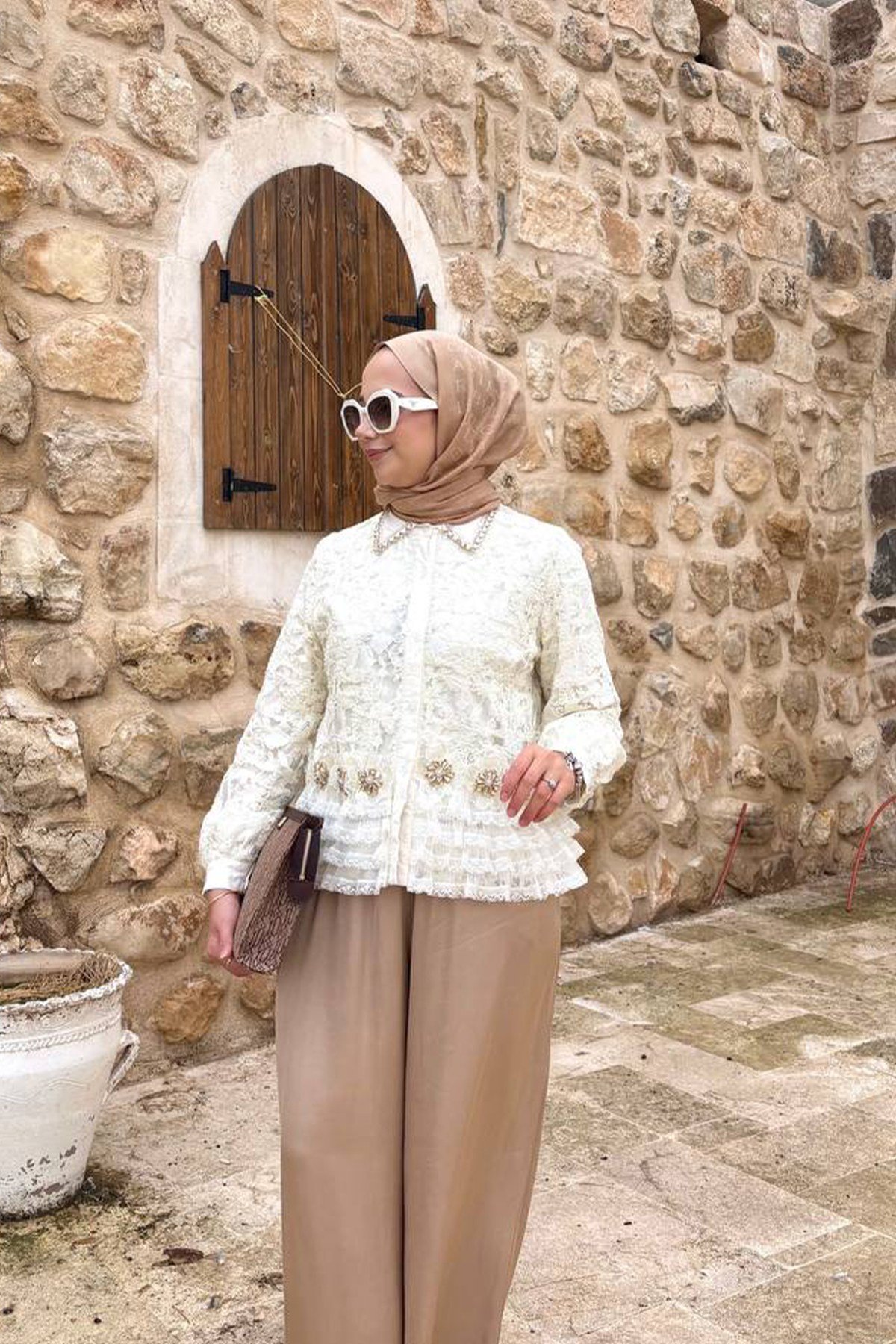 Yakası Taşlı Dantel İşlemeli Ceket