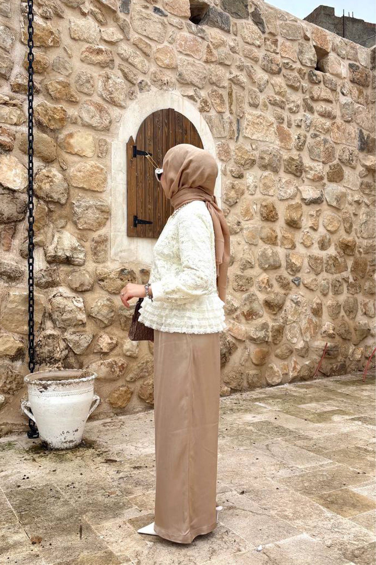 Yakası Taşlı Dantel İşlemeli Ceket