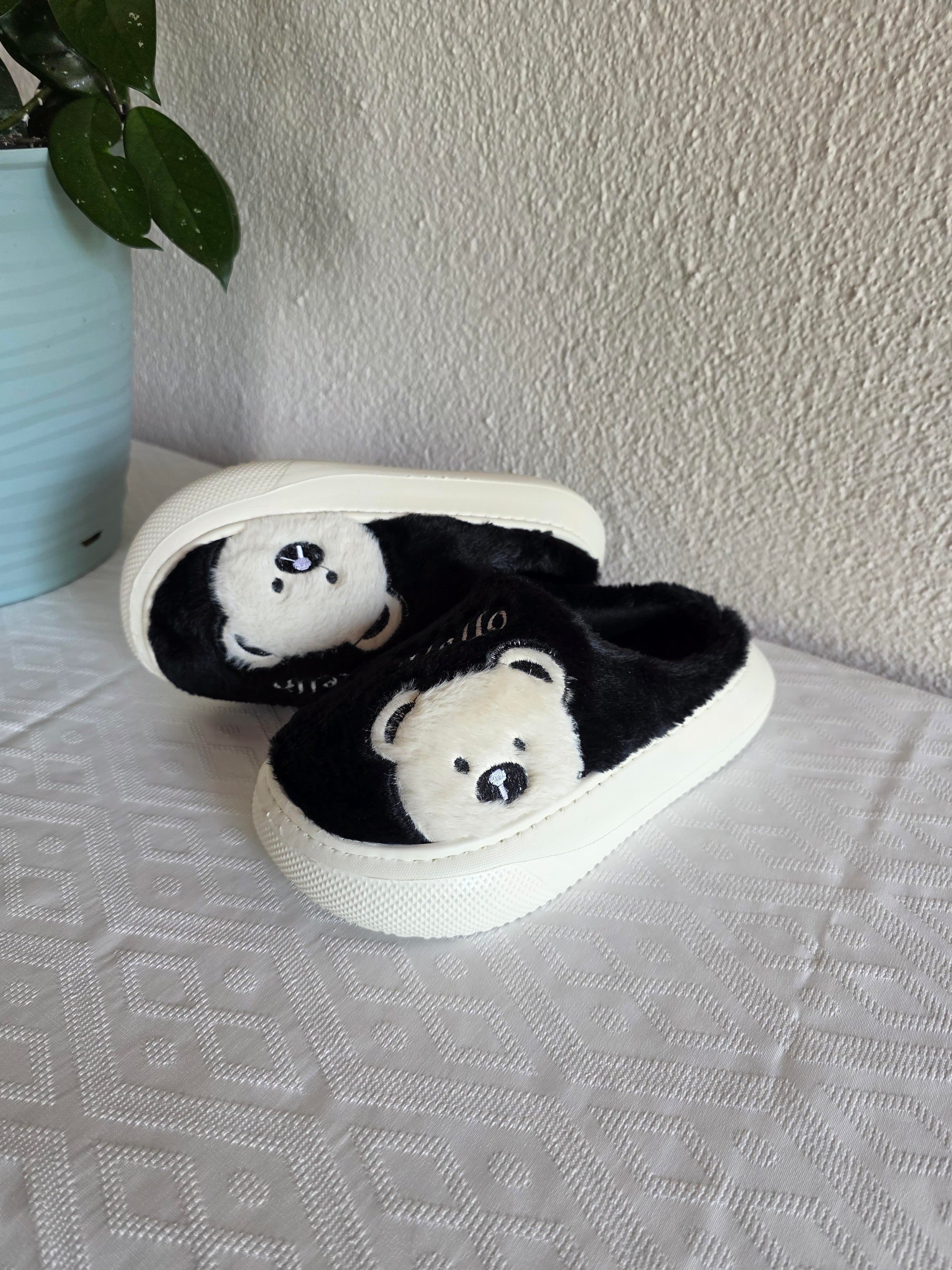 Kadın Ayıcık Desenli Rahat Peluş Ev Terliği 25BNT132