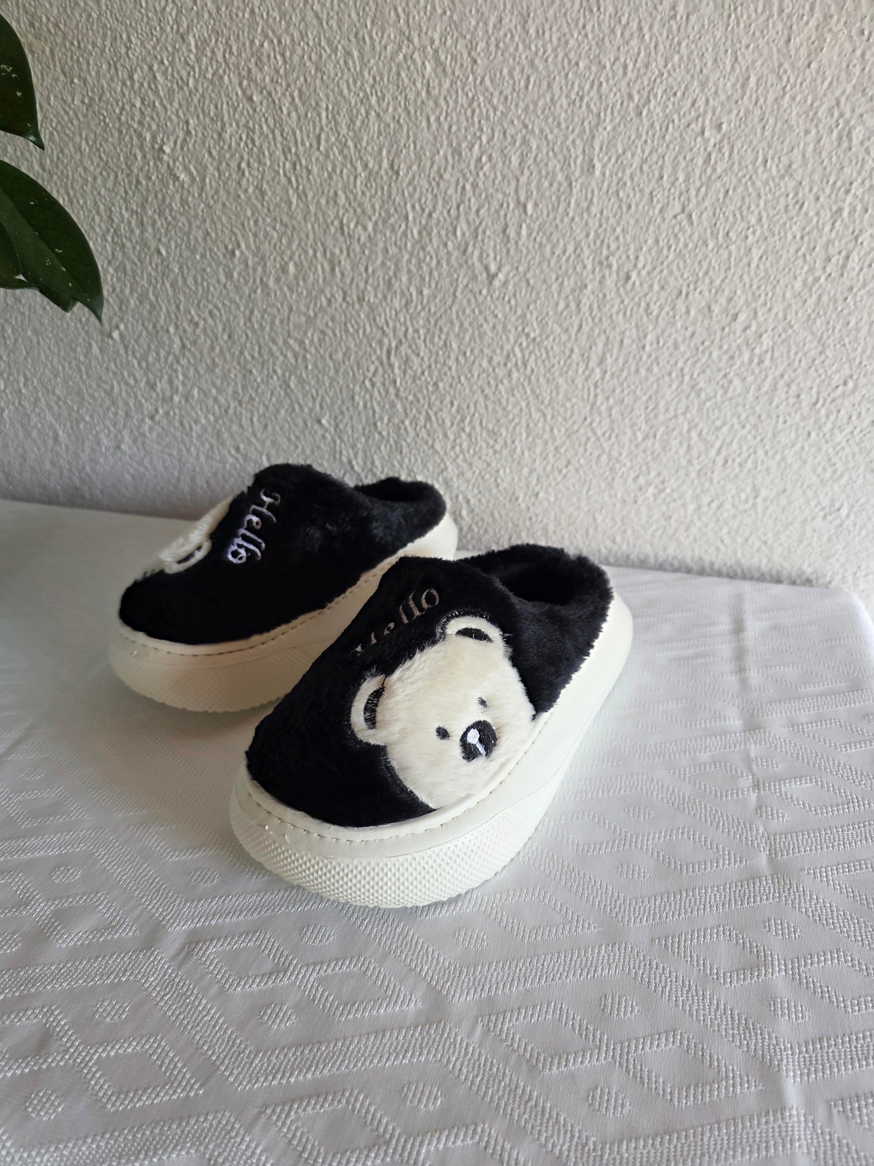 Kadın Ayıcık Desenli Rahat Peluş Ev Terliği 25BNT132