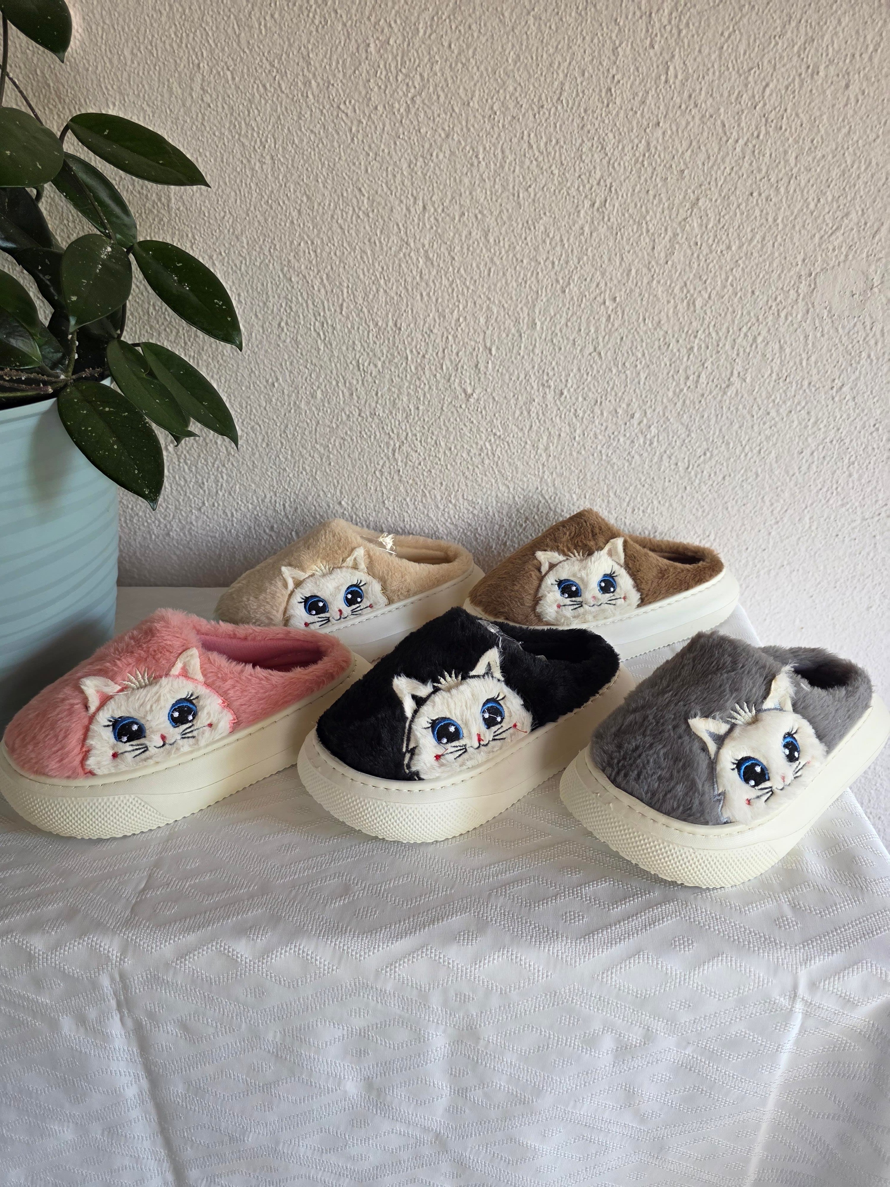 Kadın Kedili Peluş Rahat Ev Terliği 25BNT133