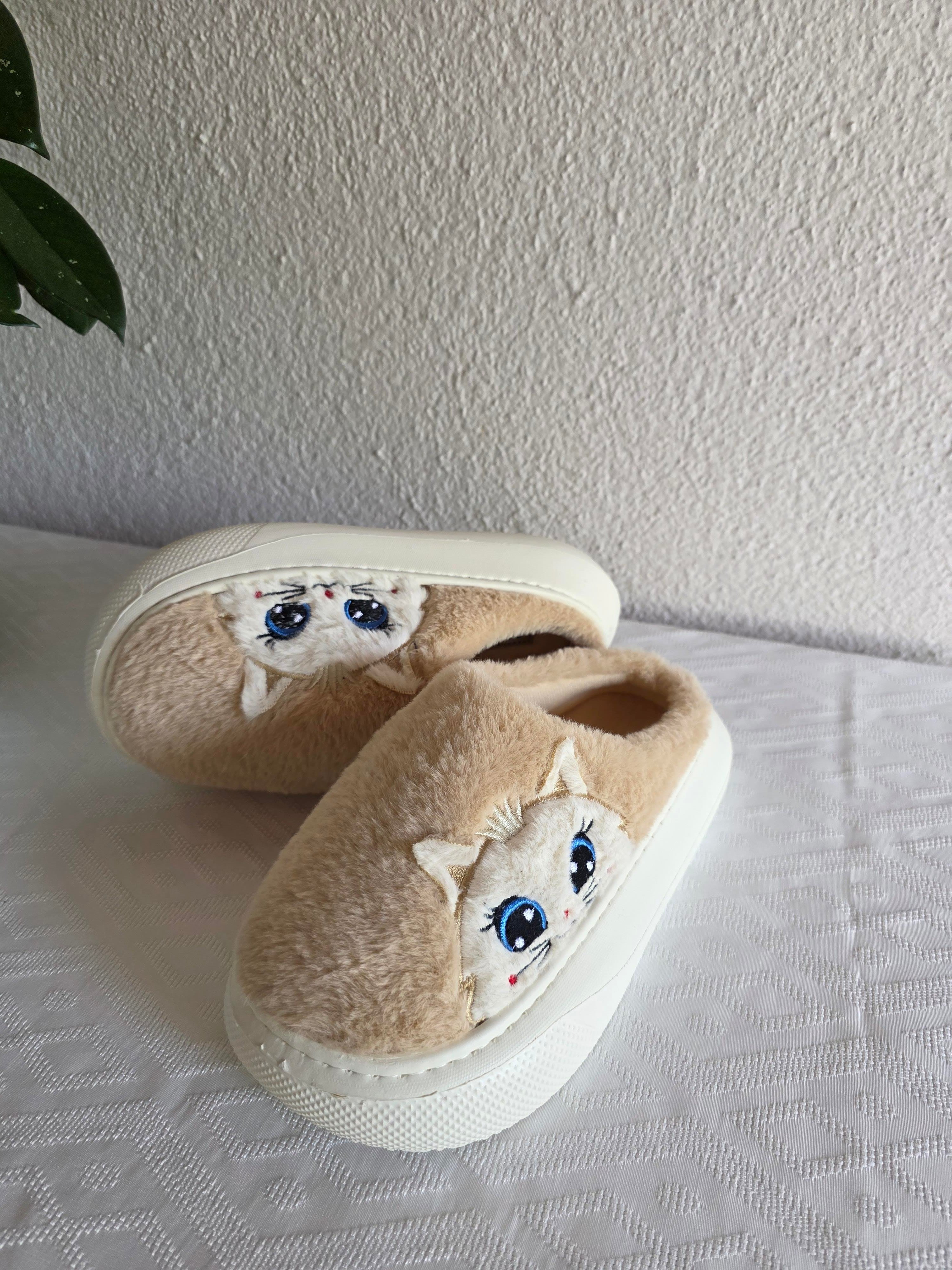Kadın Kedili Peluş Rahat Ev Terliği 25BNT133