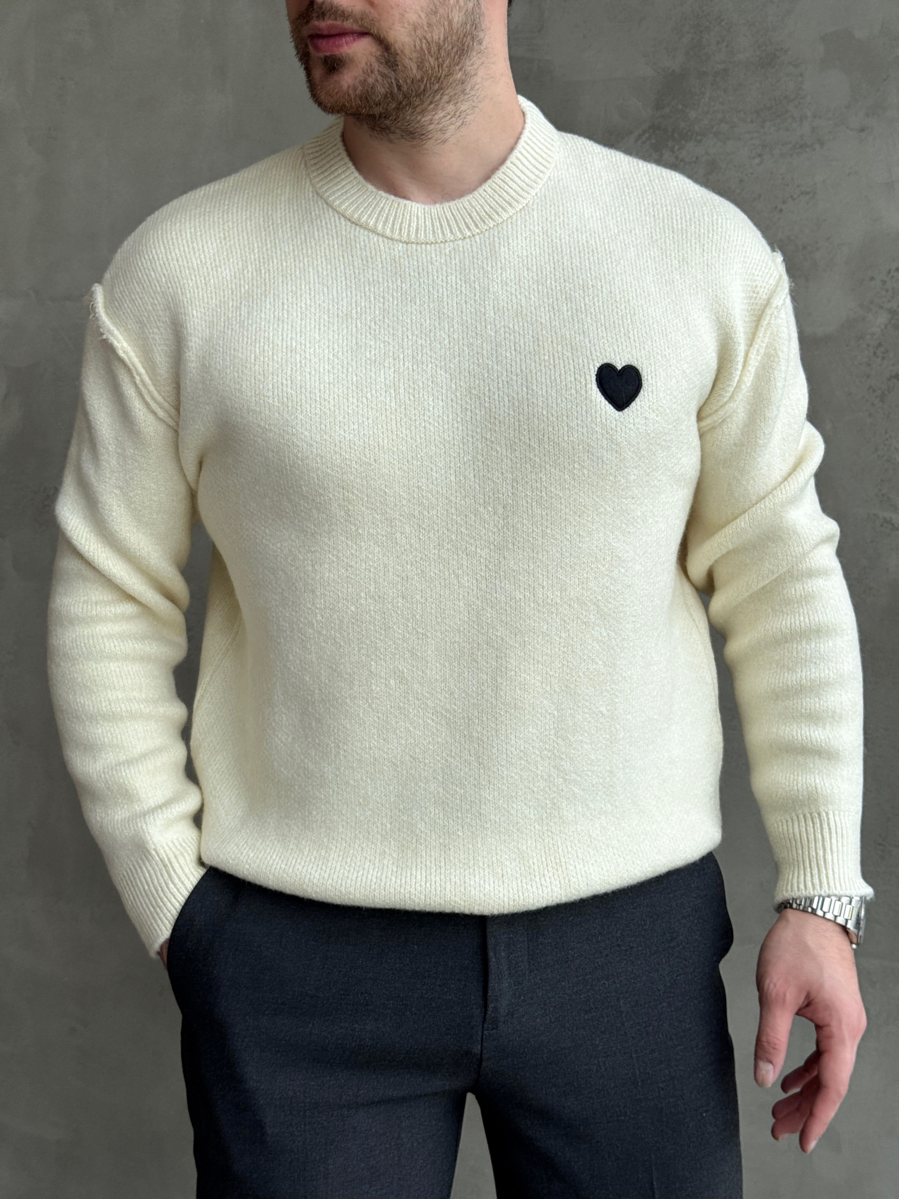 Erkek Trend Model Oversize Kalıp Pis Dikişli Kalp Nakışlı Triko Kazak-Ekru(E1851)Ketench