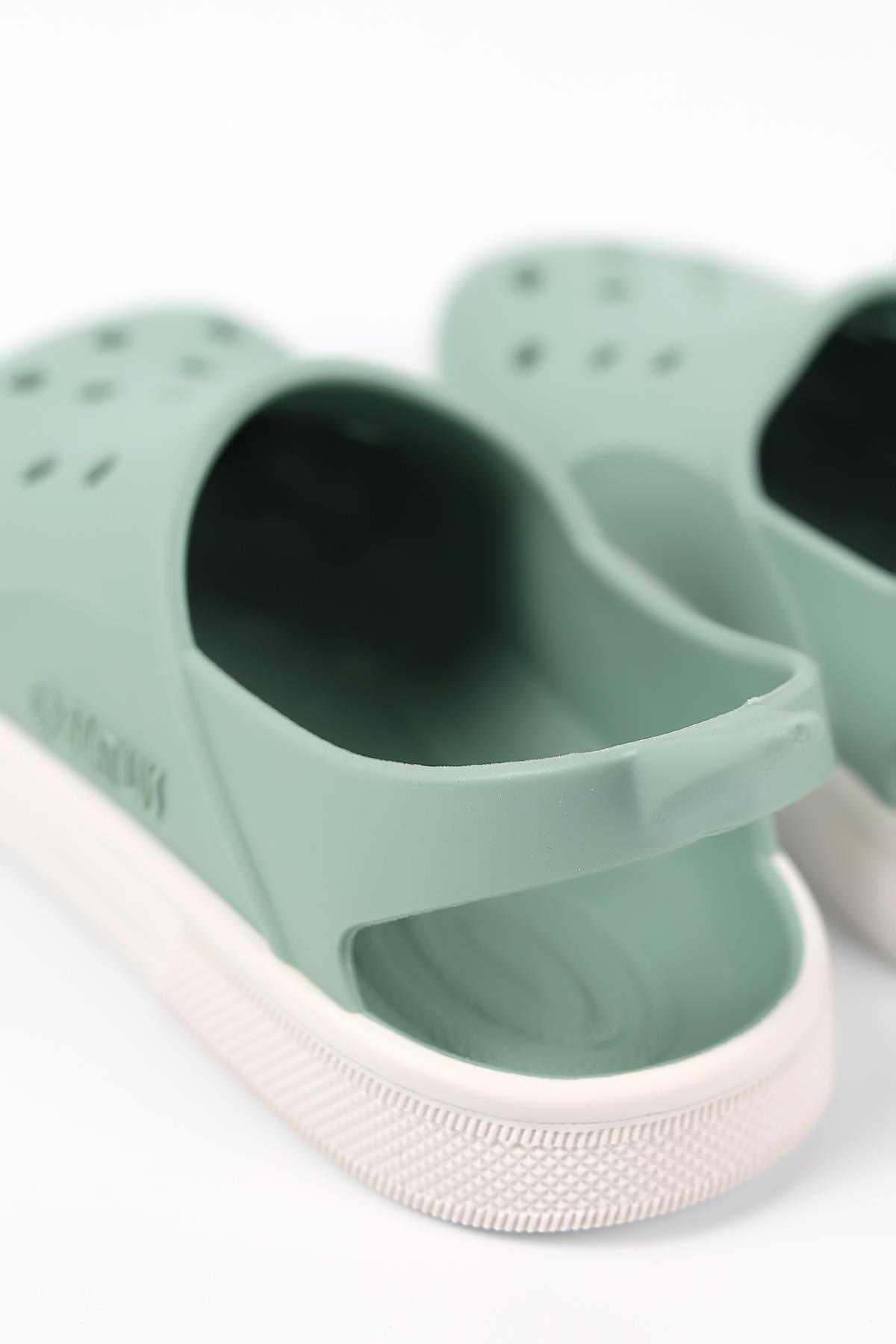 Cloggy-B 08-20-21 Boatilus Cloggy-B PastelGreen/White Çocuk Sandalet