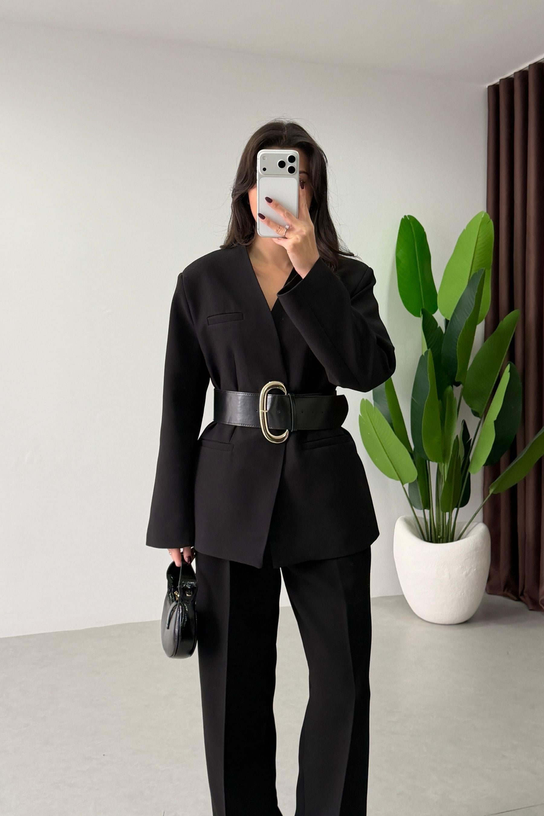 Ripa Siyah Kemerli Yakasız Blazer