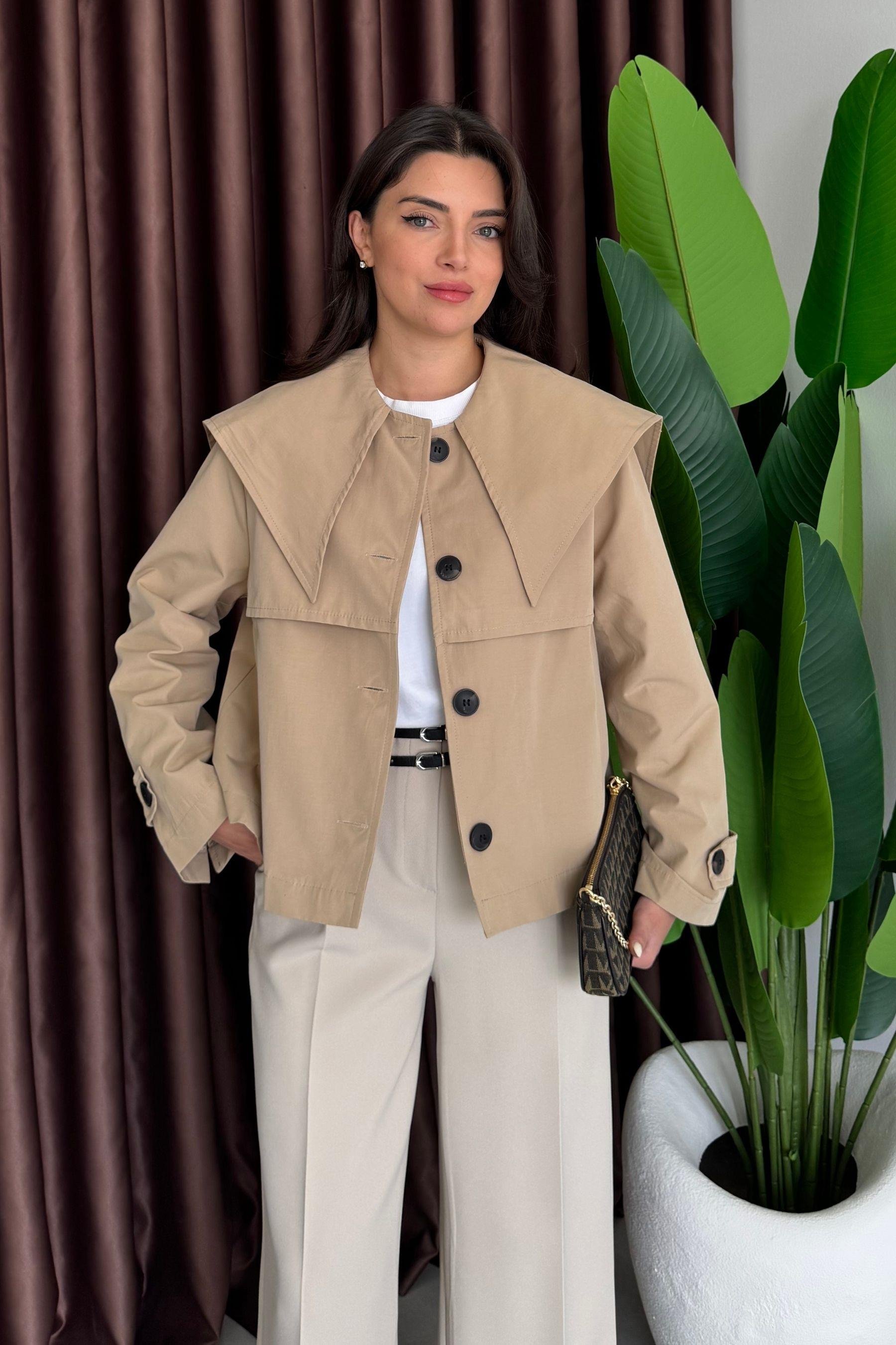 Tina Karamel Geniş Yaka Kısa Trençkot