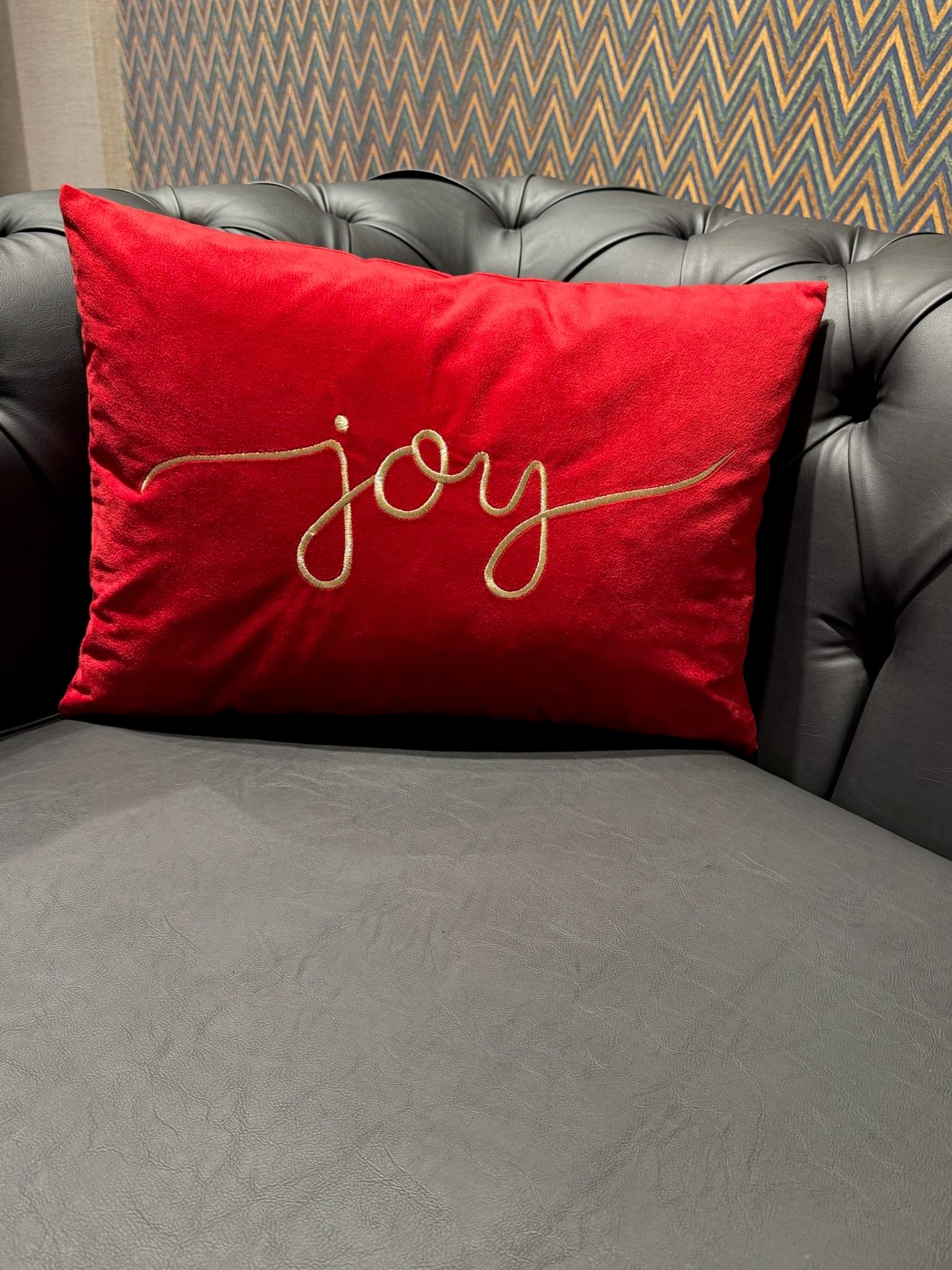 Joy İşlemeli Kırlent Kılıfı Kırmızı