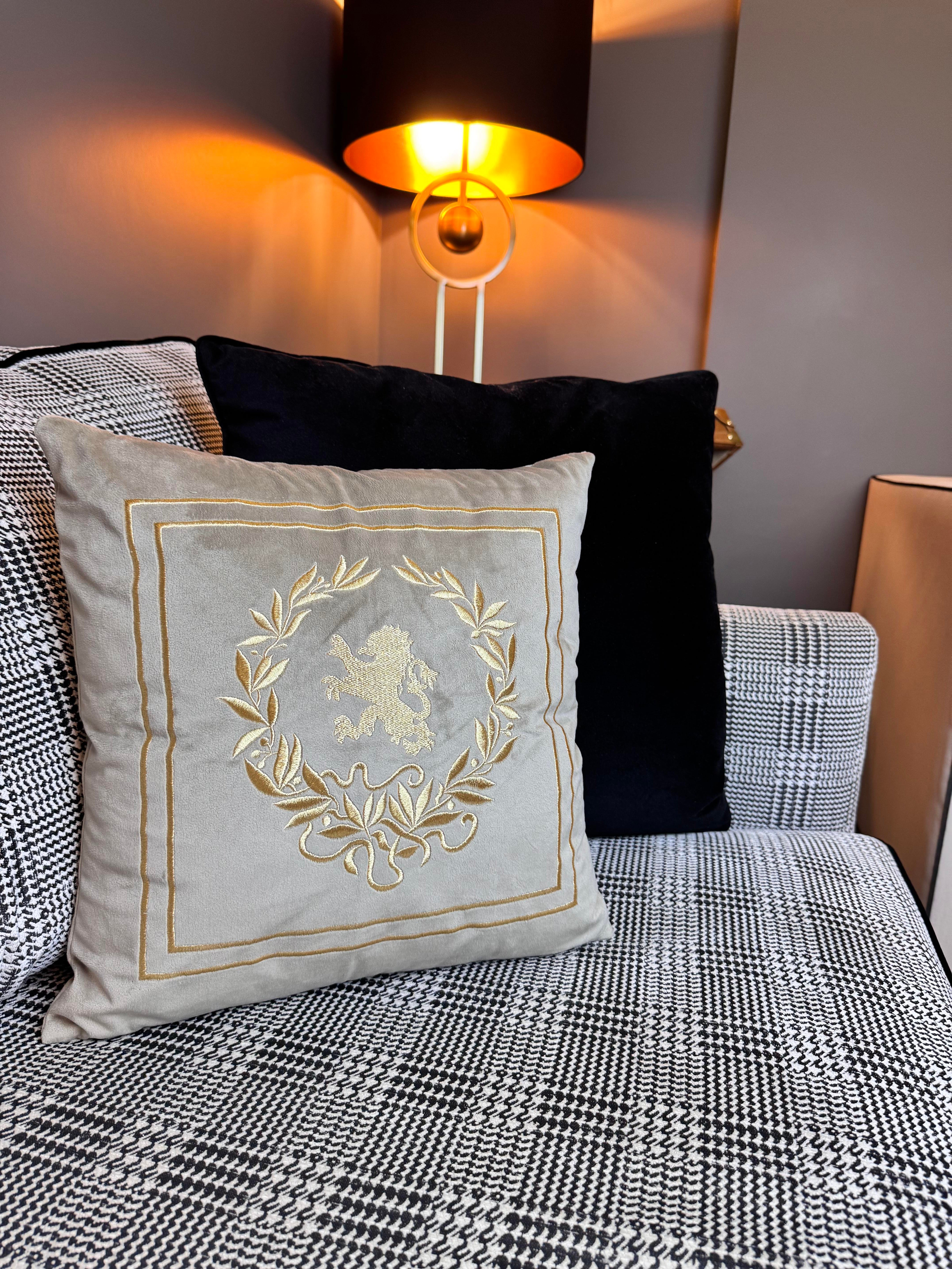 Kraliyet Aslanı Sembolü Nakışlı Kırlent Kılıfı Ekru - Gold    