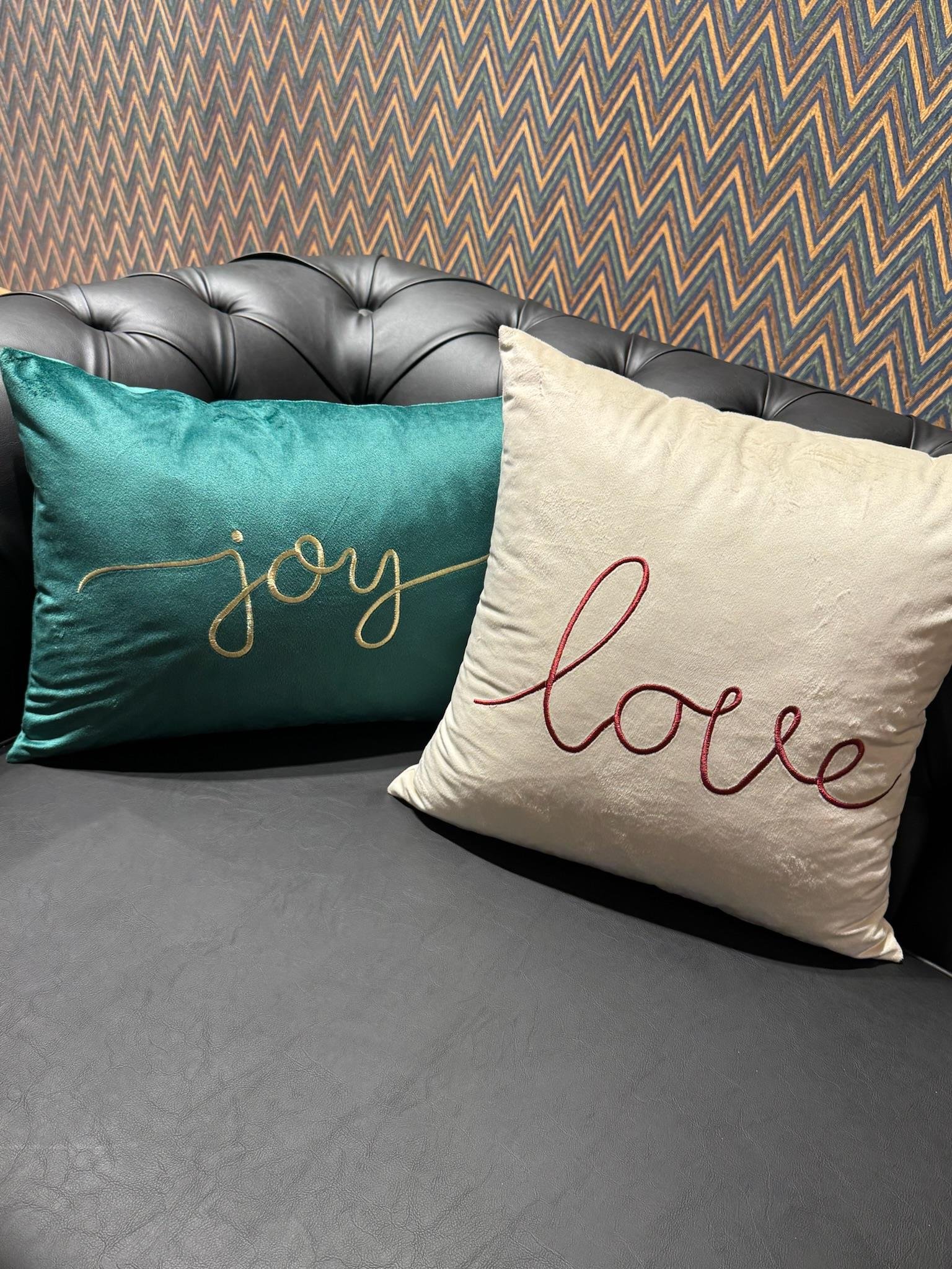Love İşlemeli Kırlent Kılıfı Ekru