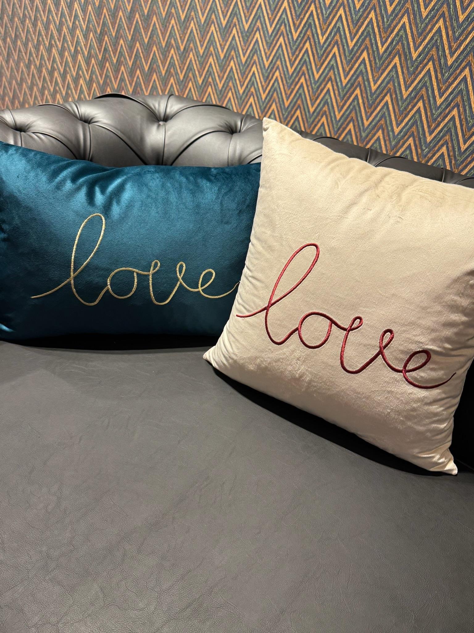 Love İşlemeli Kırlent Kılıfı Ekru