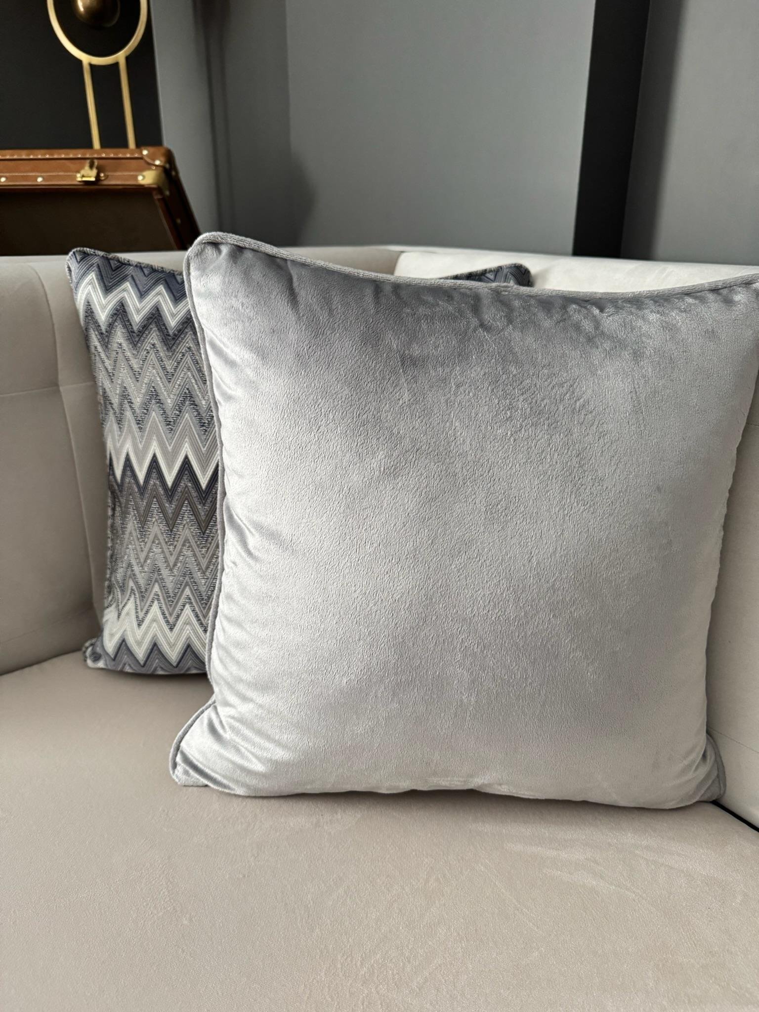 Velvet Biyeli Kırlent Kılıfı Gümüş Gri