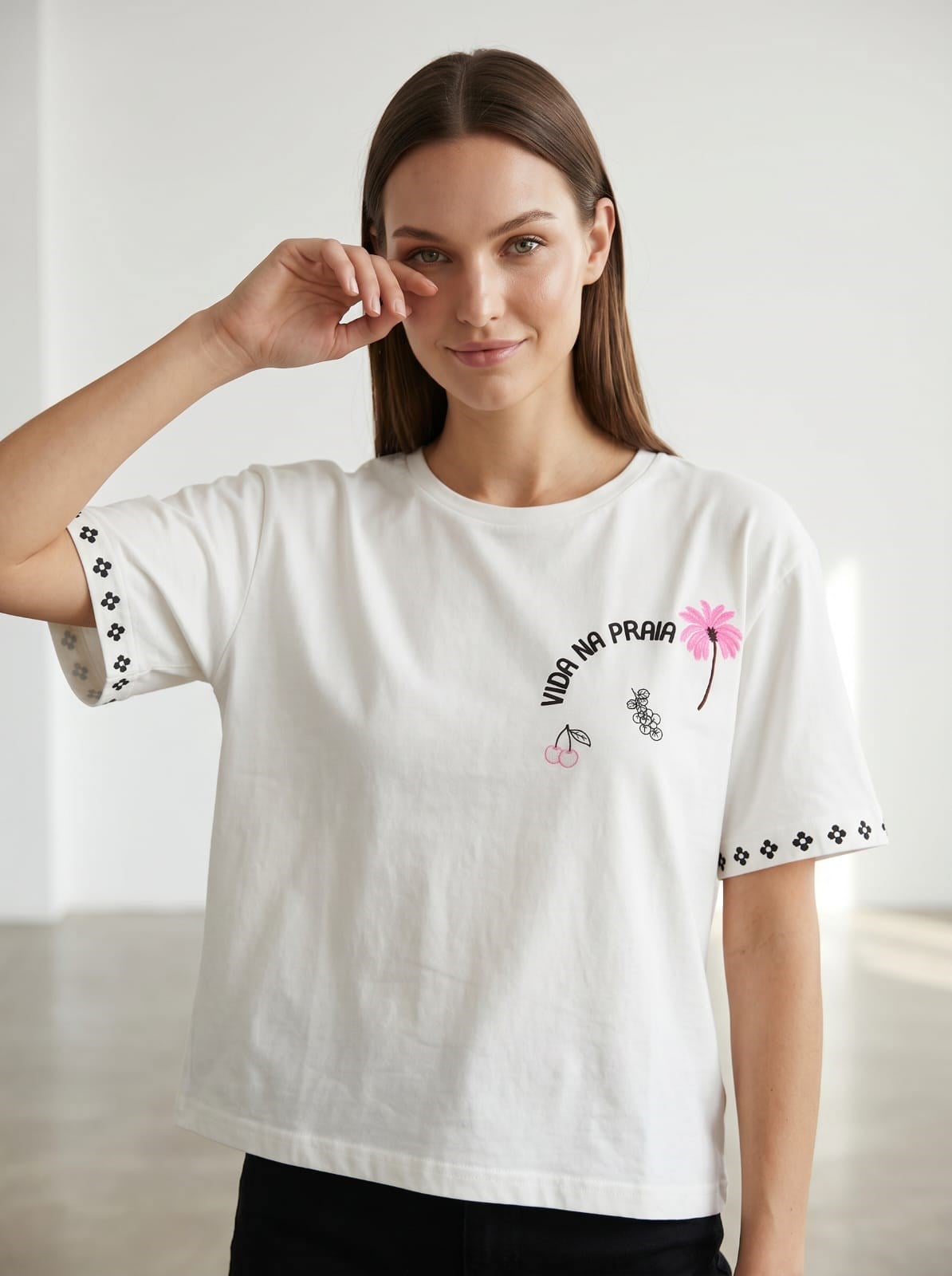 Kadın Çiçek Nakışlı Tshirt Beyaz