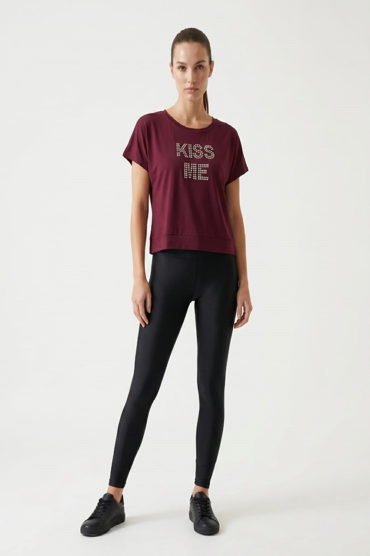 Kadın Kiss Me Taş Baskılı Tshirt Bordo