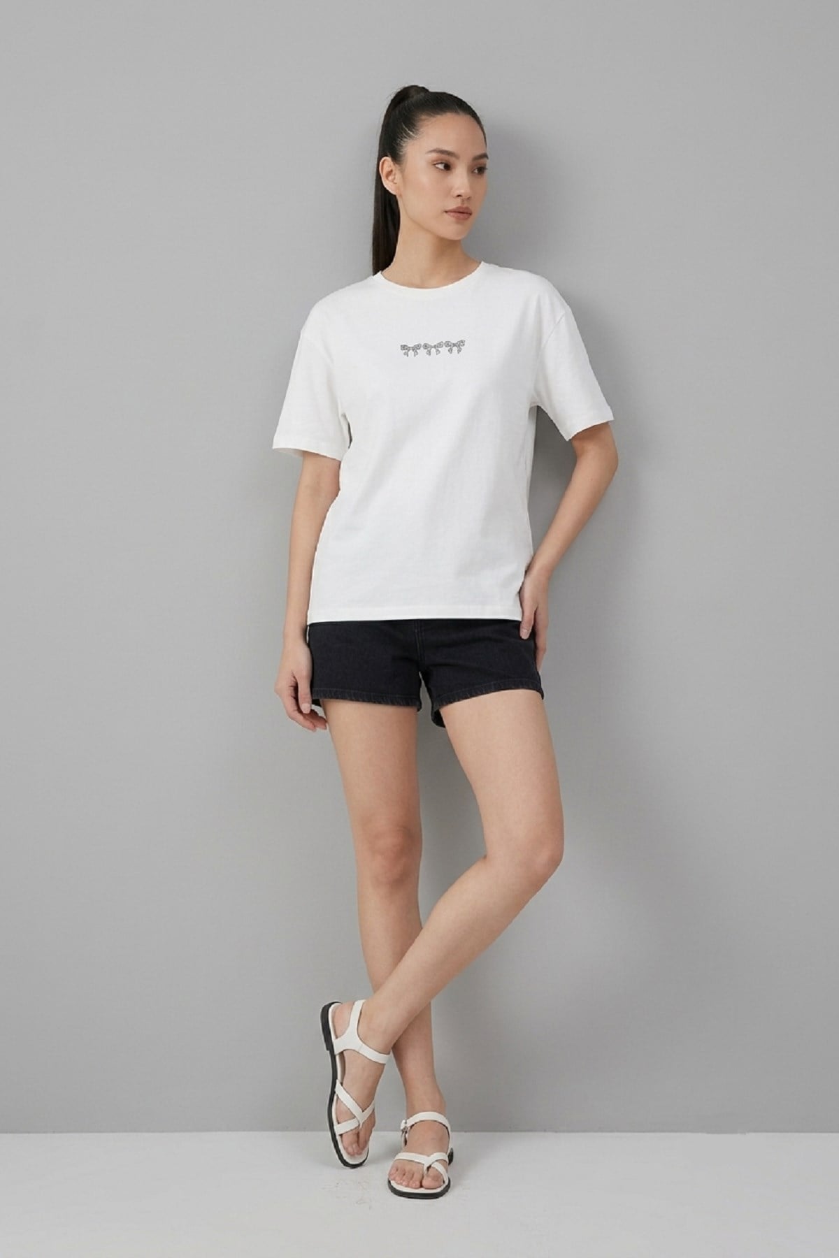 Kadın Kurdele Nakış Taşlı Tshirt Ekru