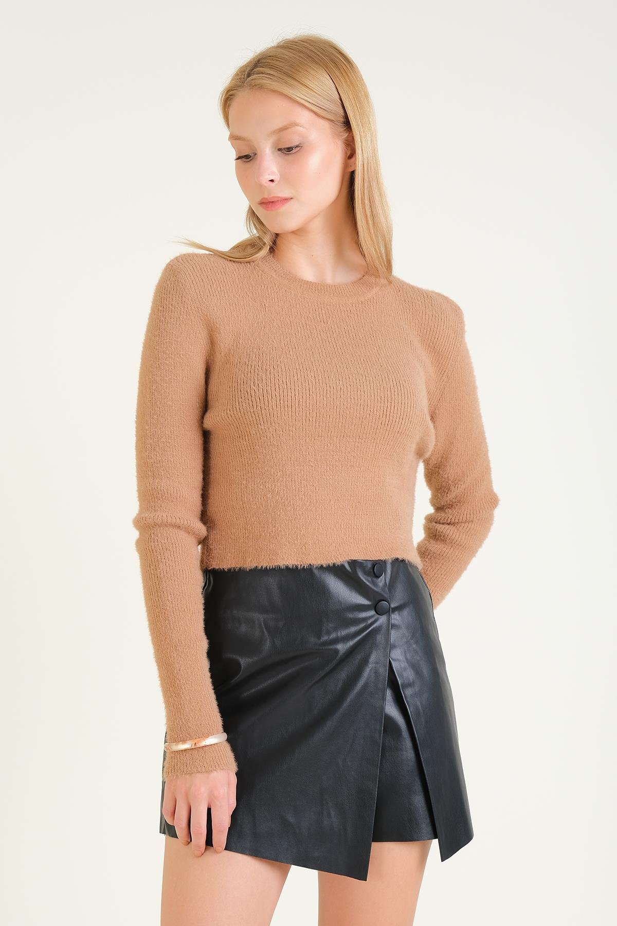 Kadın Sıfır Yaka Tüylü Crop Kazak Camel