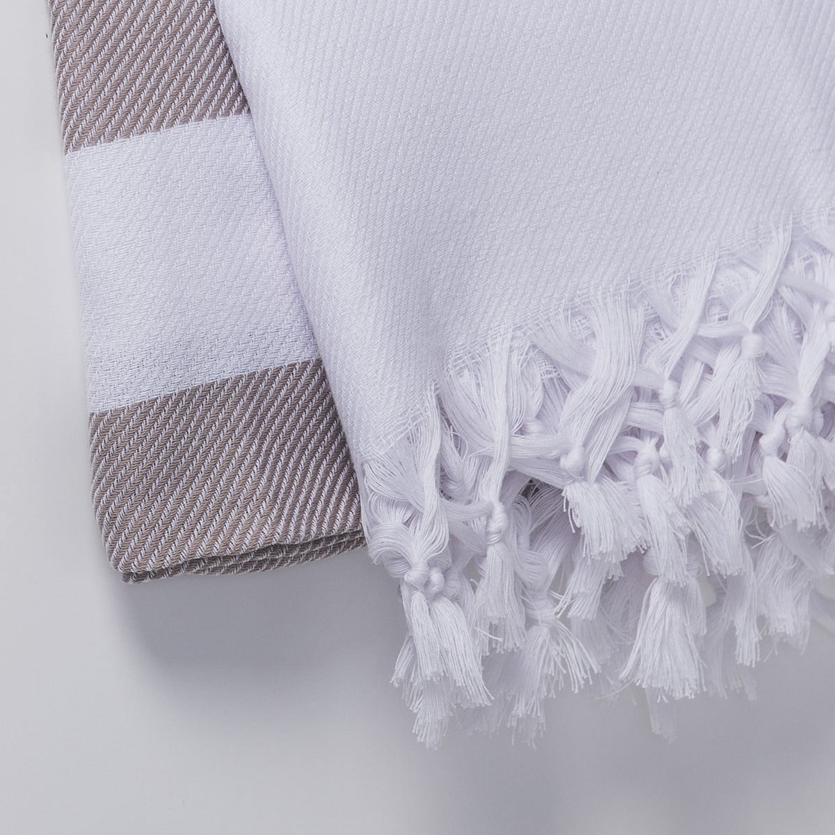 Soho Throw White - Taupe