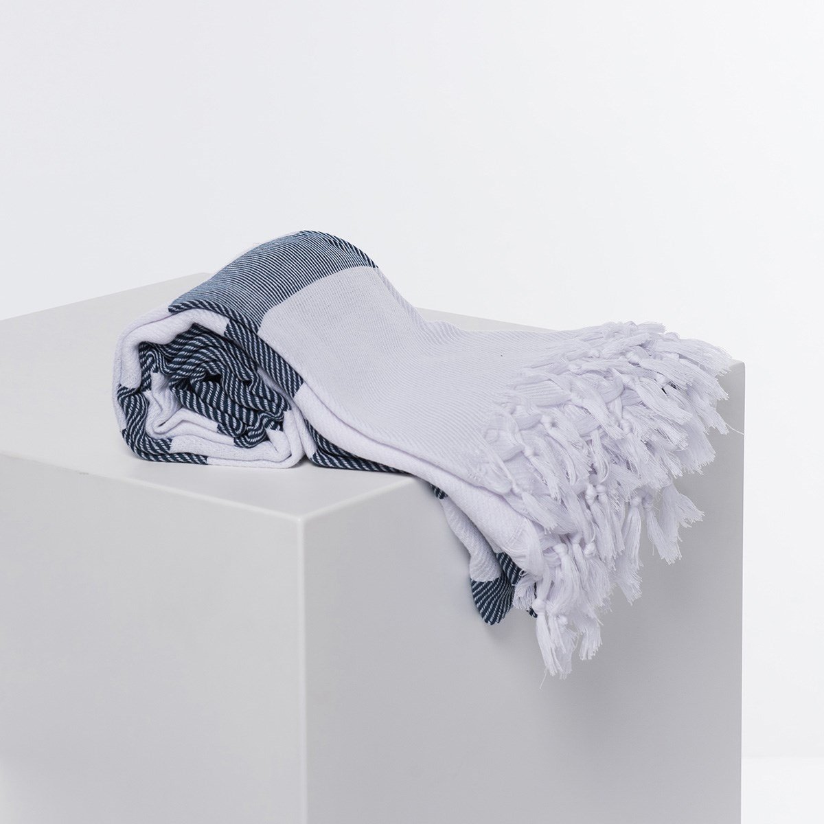 Soho Throw White - Navy