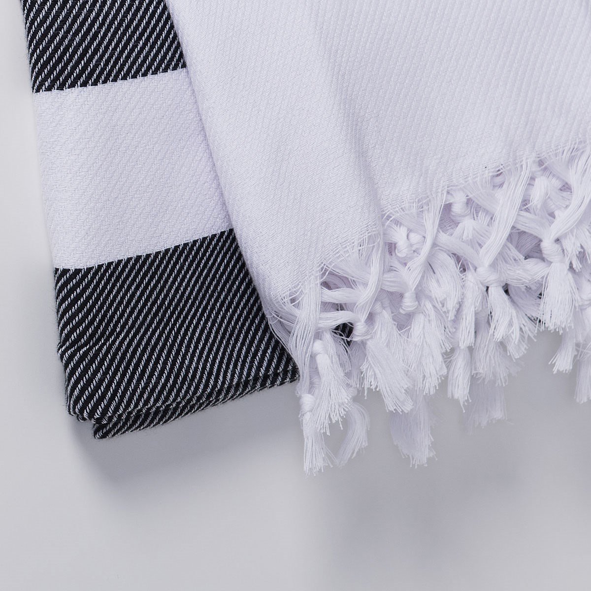 Soho Throw White - Black