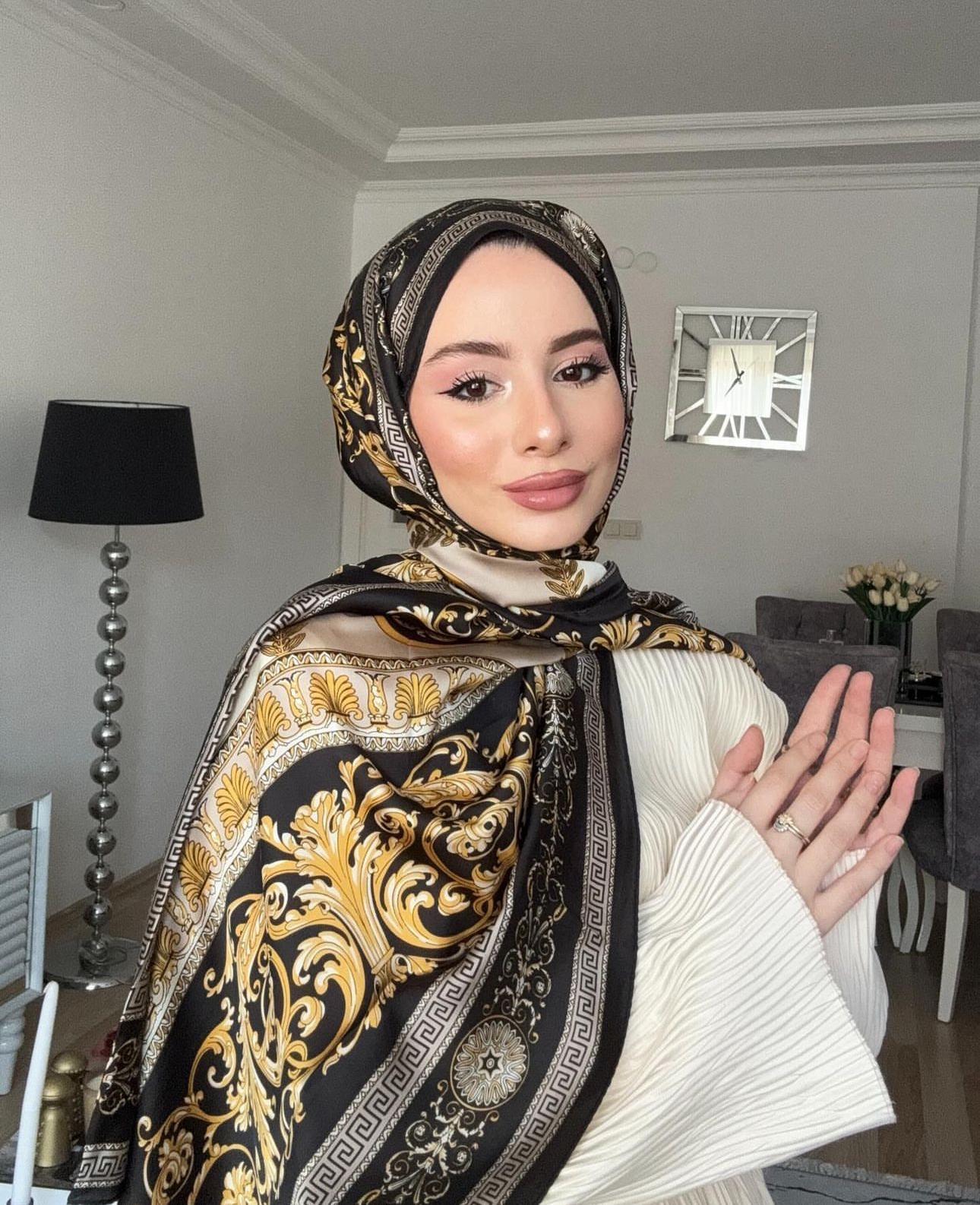 Desenli ipek şal Versace (Siyah)