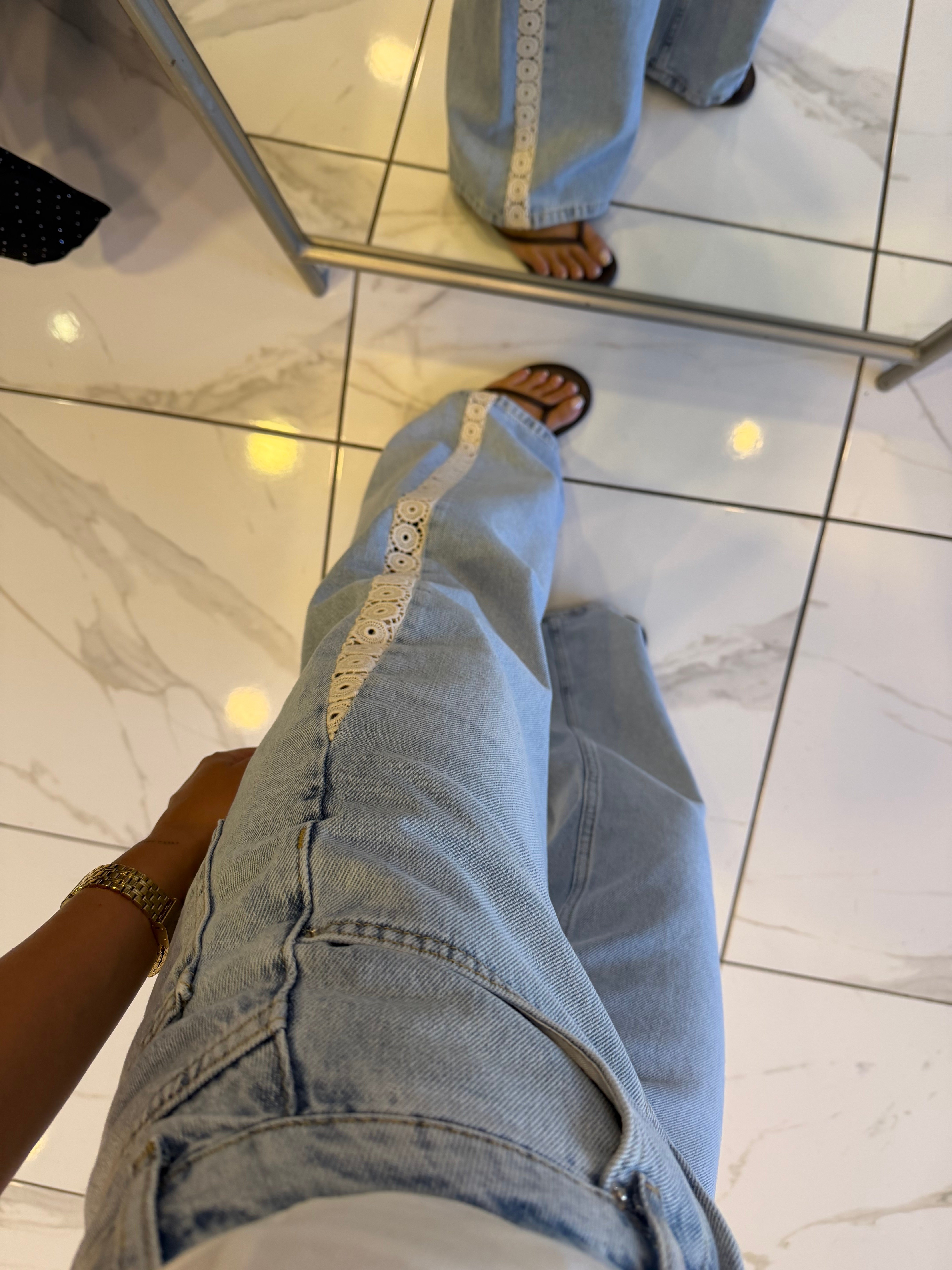 Dantel Detaylı Açık Mavi Jean