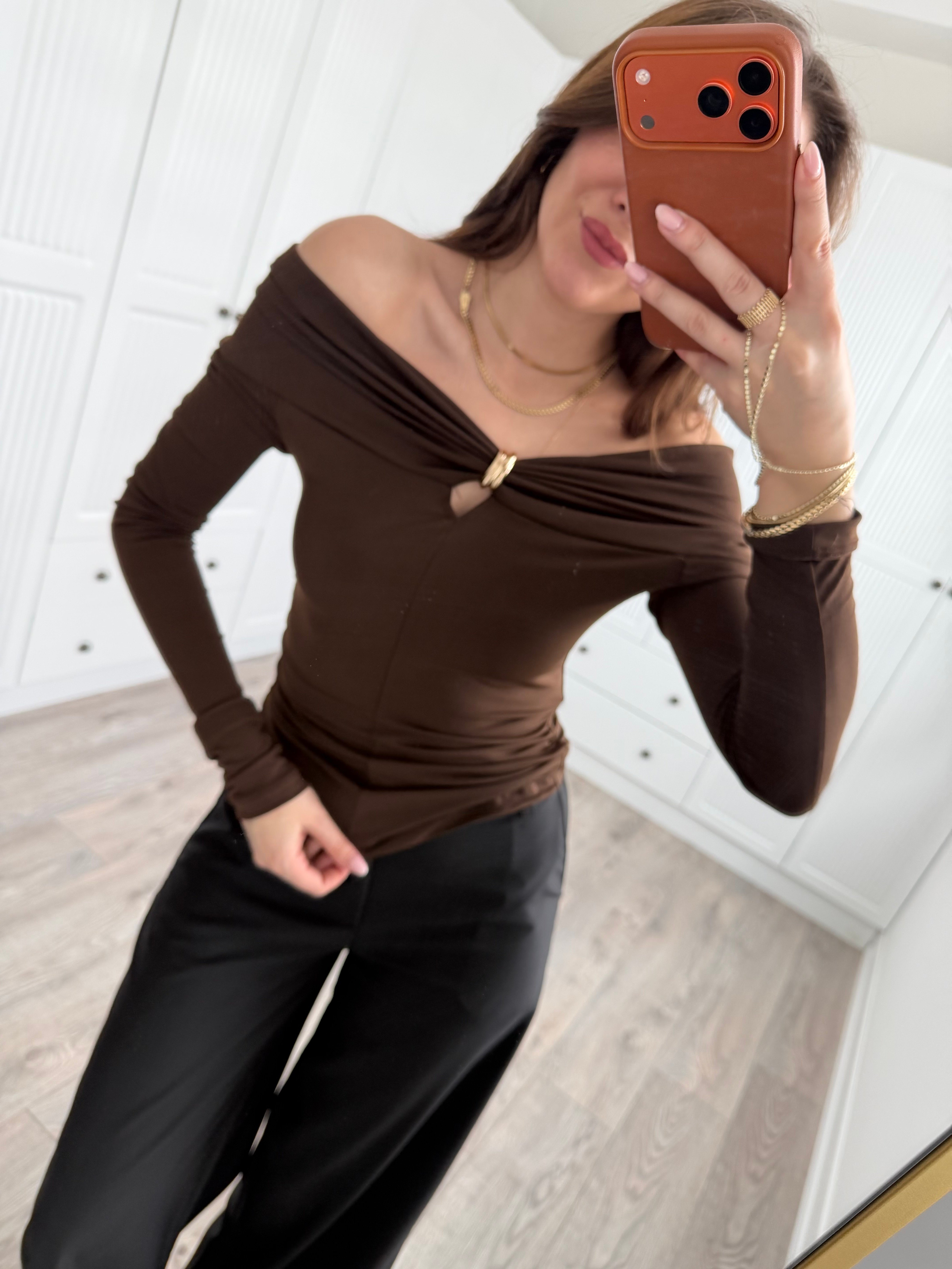 Kahve Kayık Yaka Gold Aksesuarlı Bluz