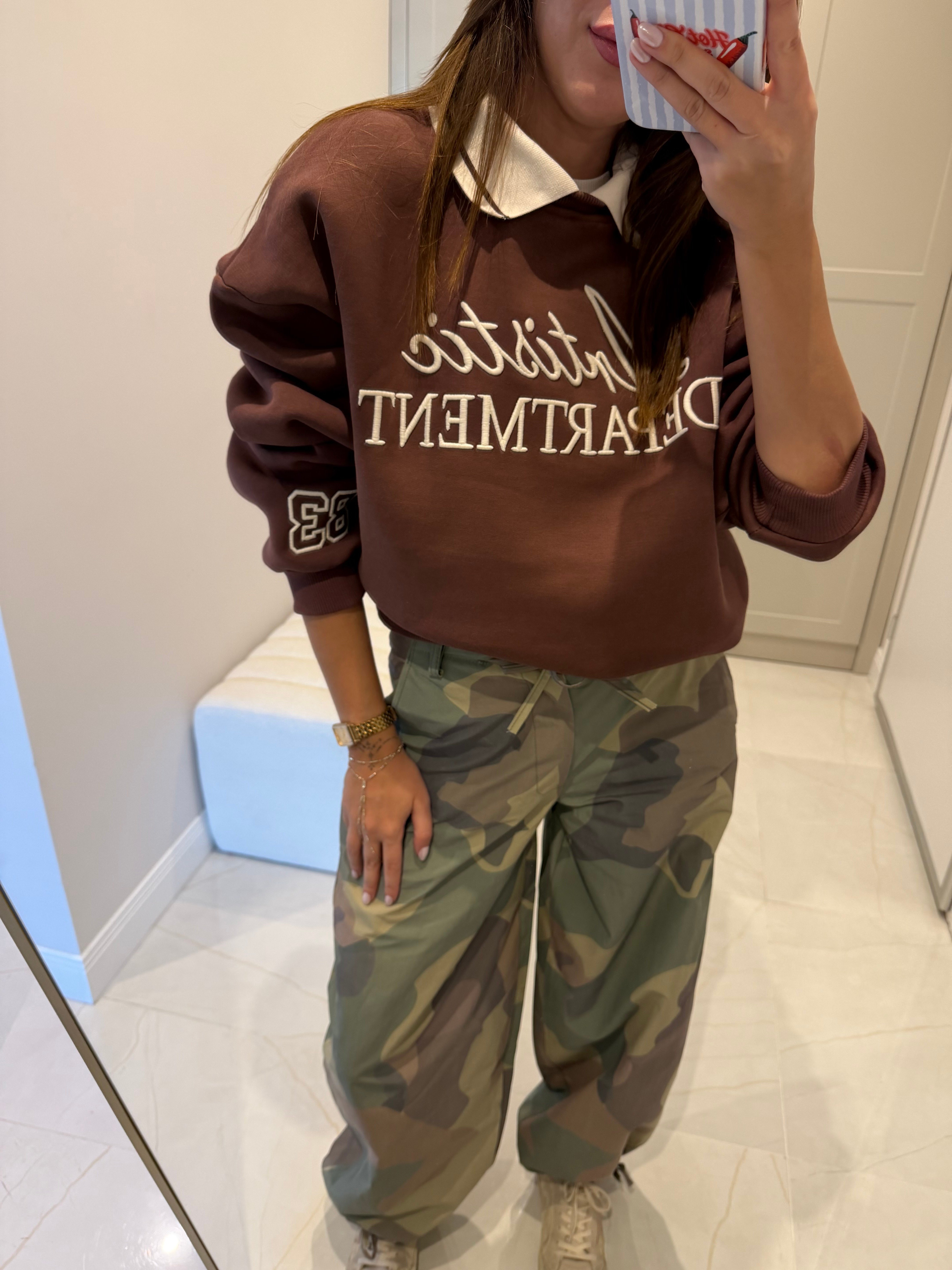 Polo Yaka Nakışlı Yazı Detaylı Kahve Sweatshirt