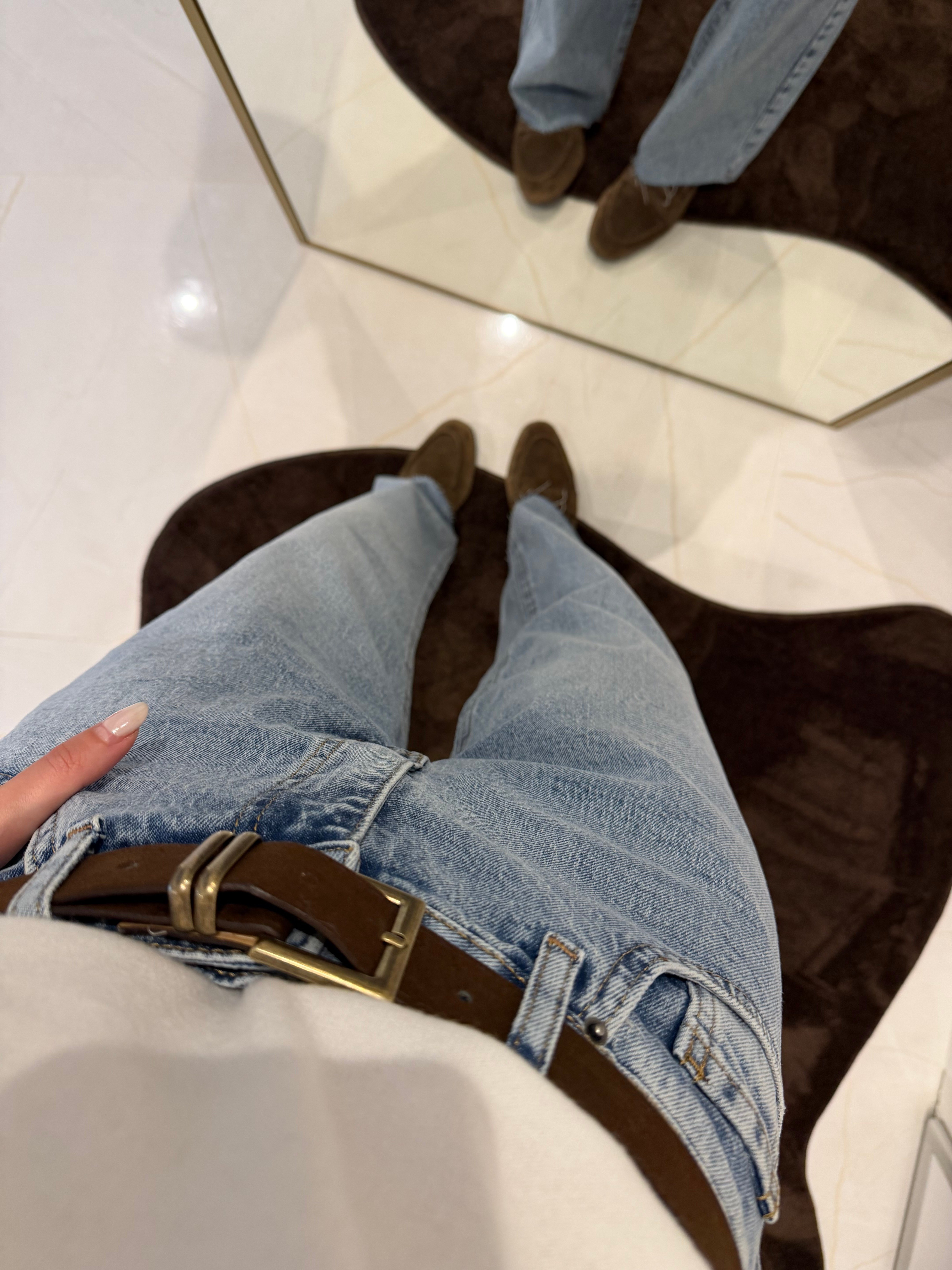 Süet Kemerli Straight Mavi Likralı Jean