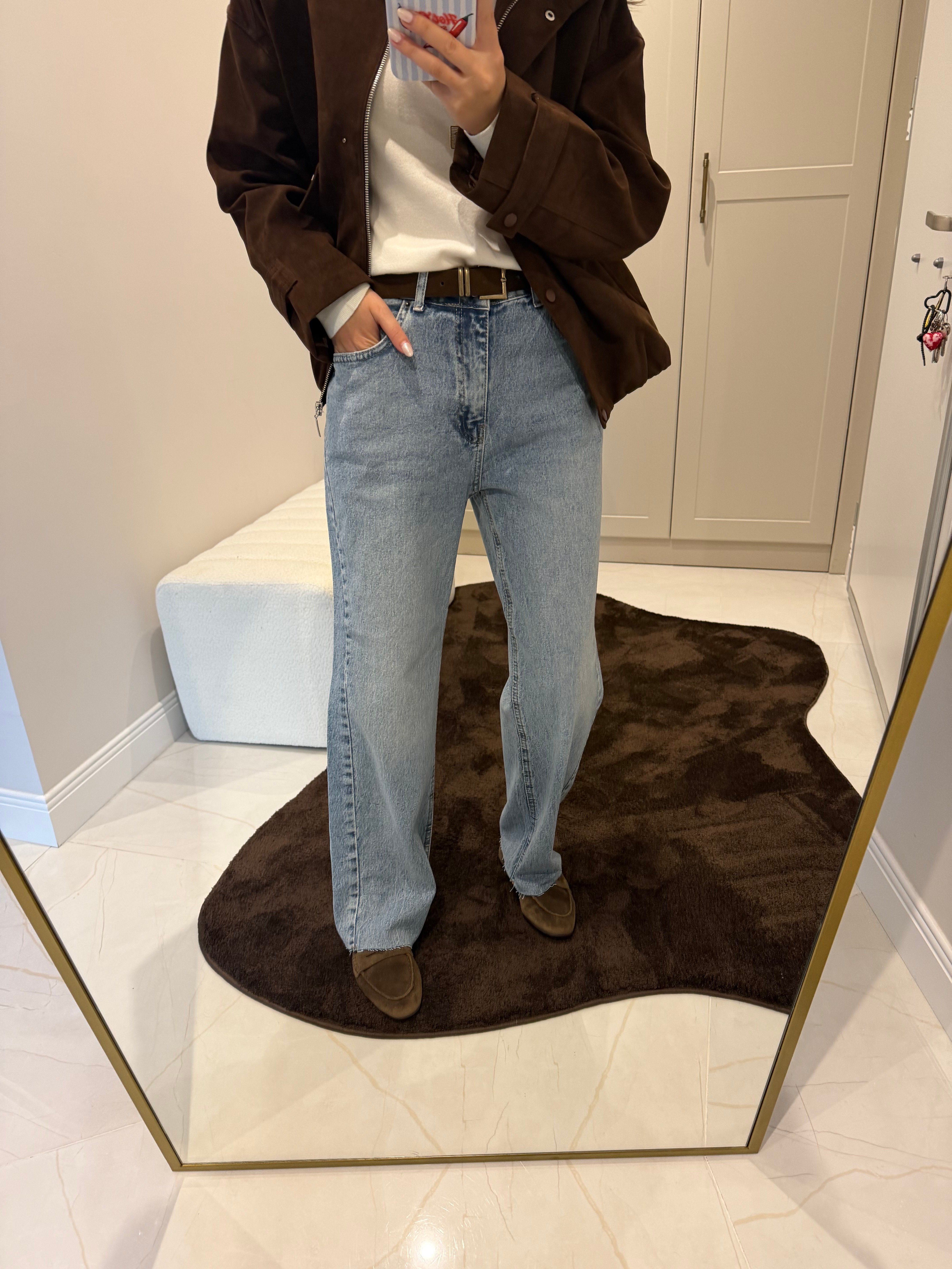 Süet Kemerli Straight Mavi Likralı Jean
