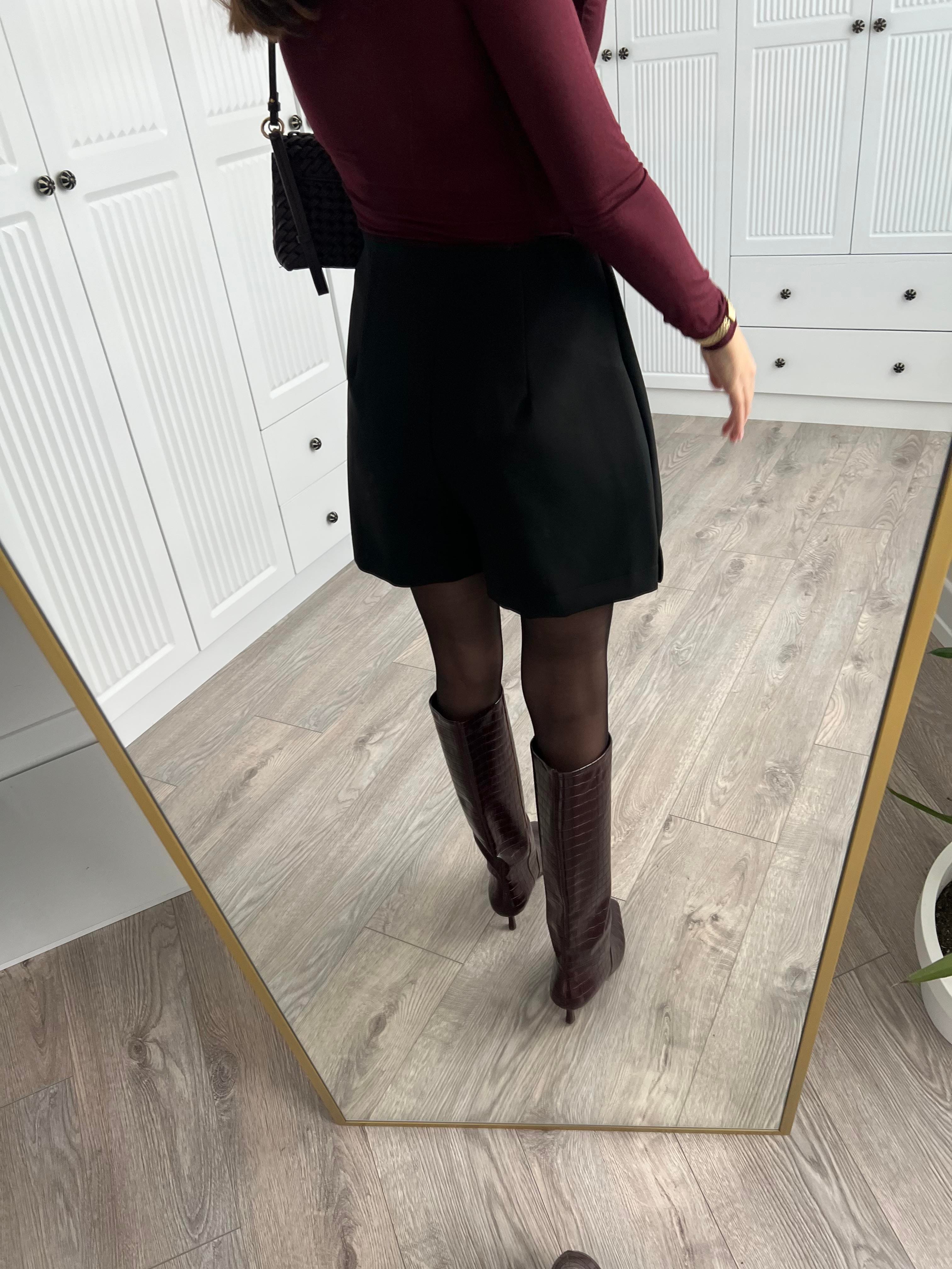 ZR Model Siyah Broşlu Şort Etek
