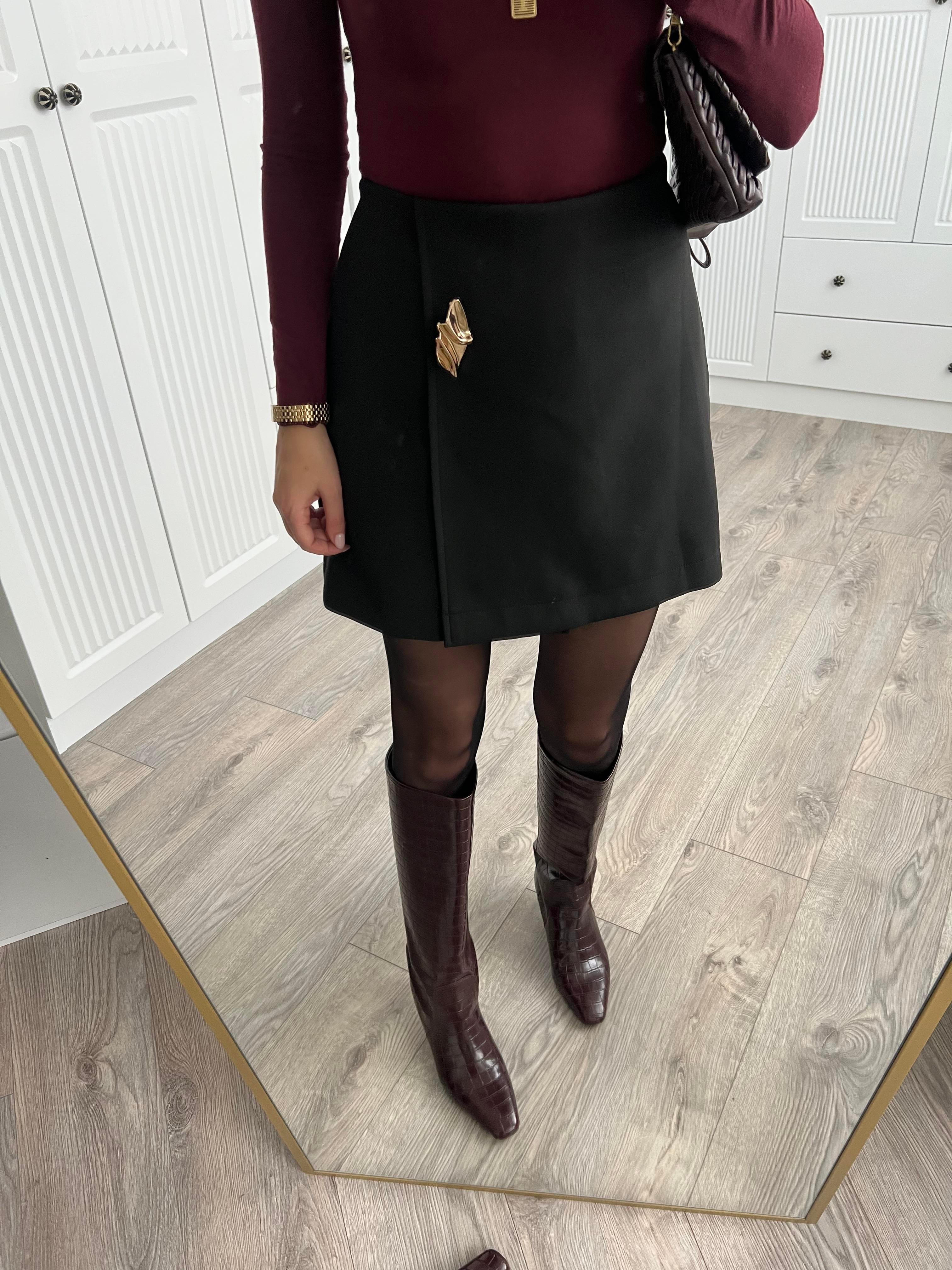 ZR Model Siyah Broşlu Şort Etek