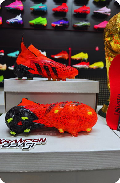 Predator Freak Elit Kırmızı