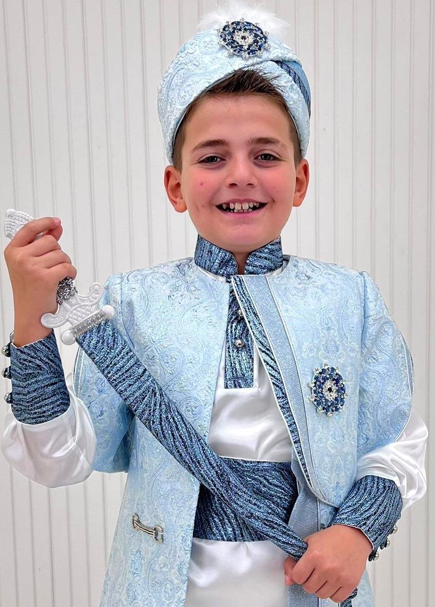 Bebe Mavi Brokar Kumaşlı Altın Broşlu Asil Kaftan Sünnet Kıyafeti