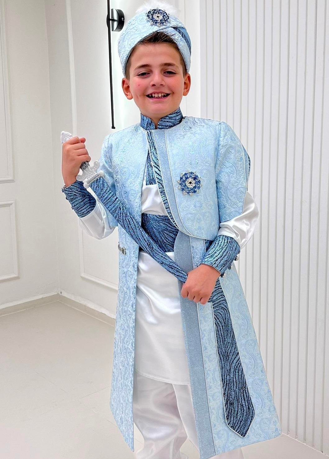 Bebe Mavi Brokar Kumaşlı Altın Broşlu Asil Kaftan Sünnet Kıyafeti