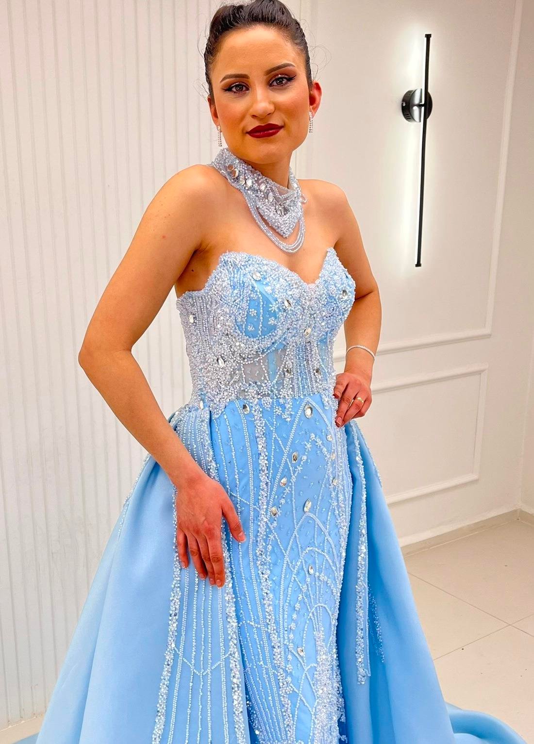 Bebe Mavi Özel Tasarım Nakışlı Dantelli Pelerinli Abiye Elbise