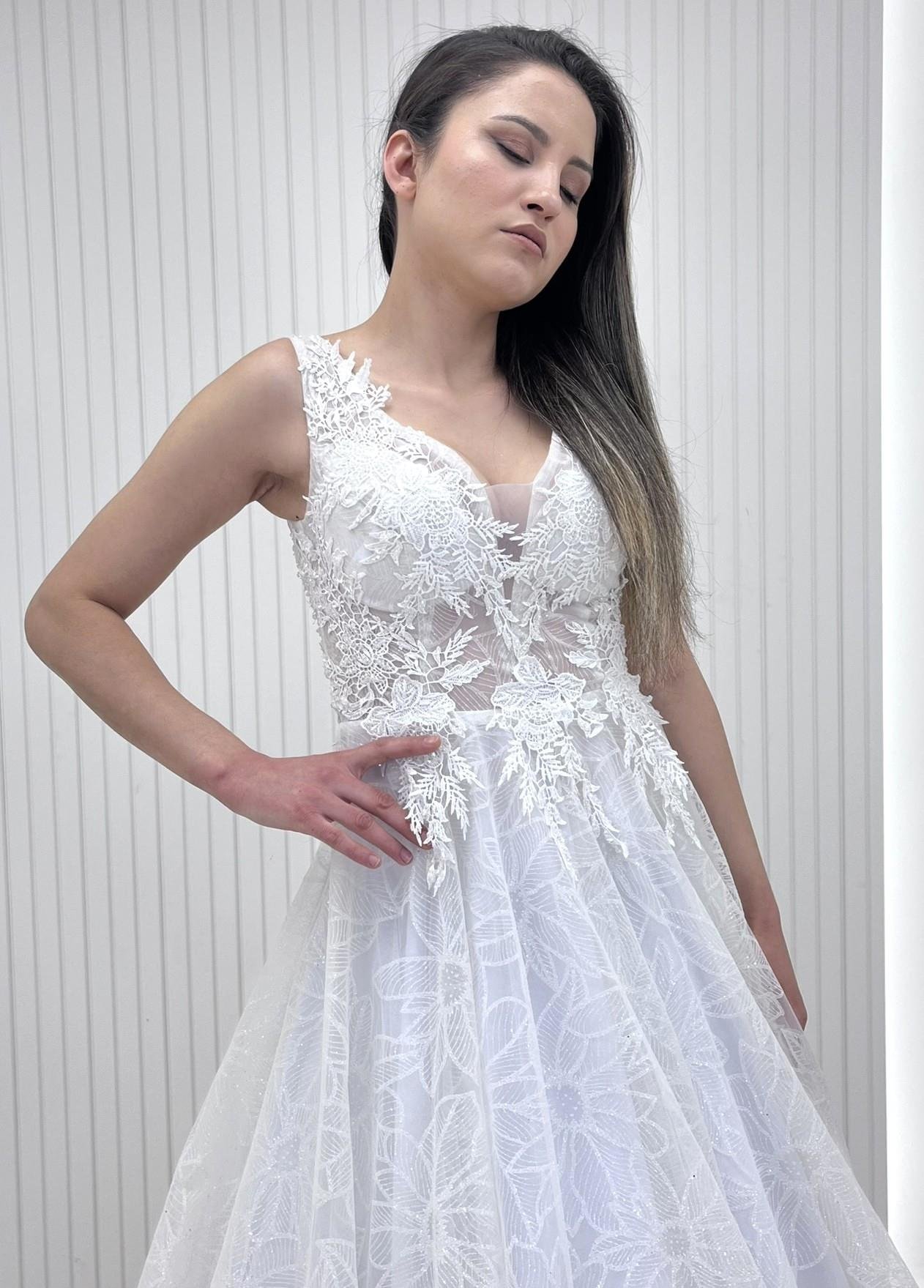 Beyaz Kalın Askılı Dantel Motifli Desenli Simli Abiye Elbise